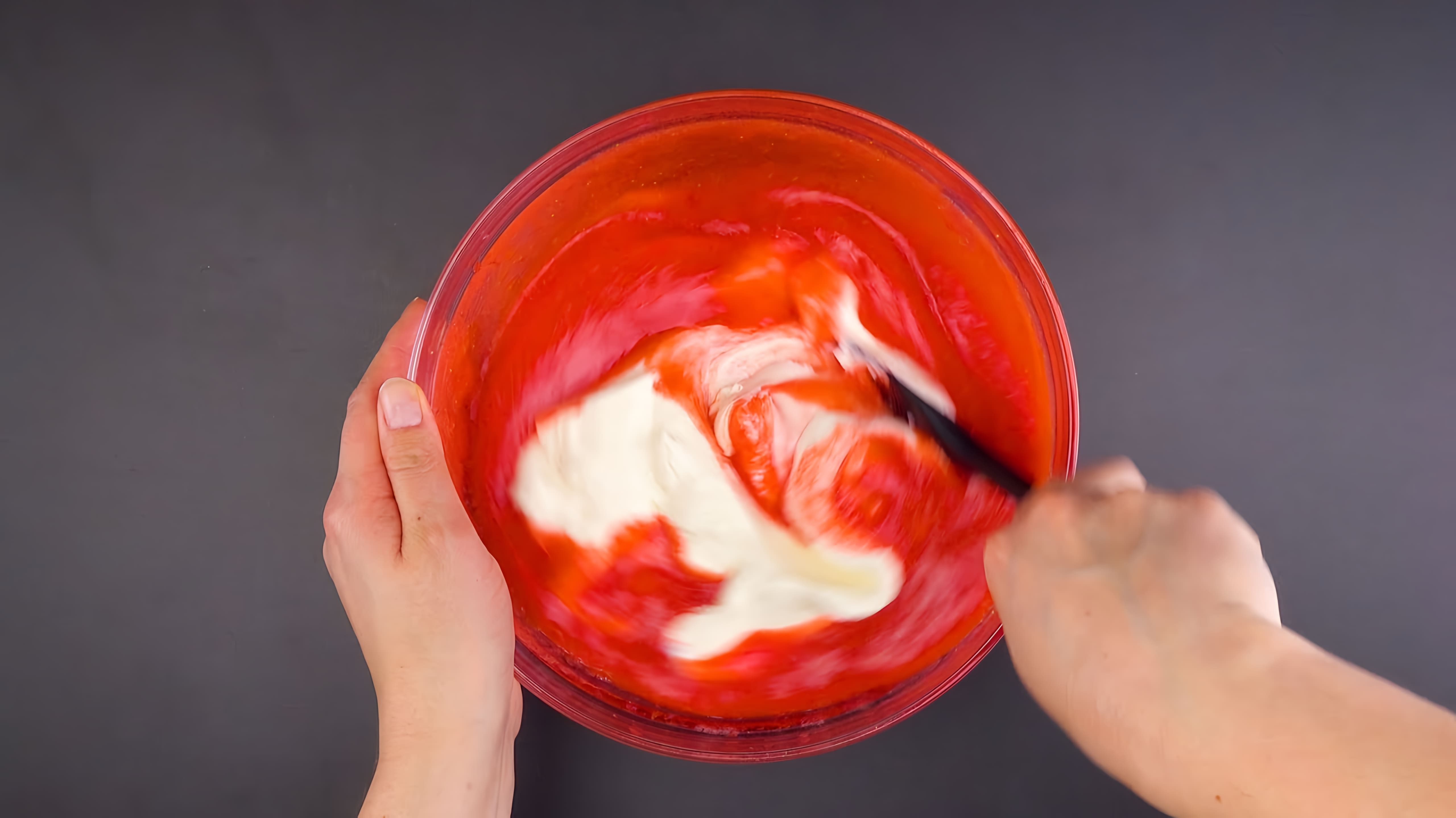 В этом видео-ролике вы увидите, как приготовить нежный и легкий муссовый торт с клубникой