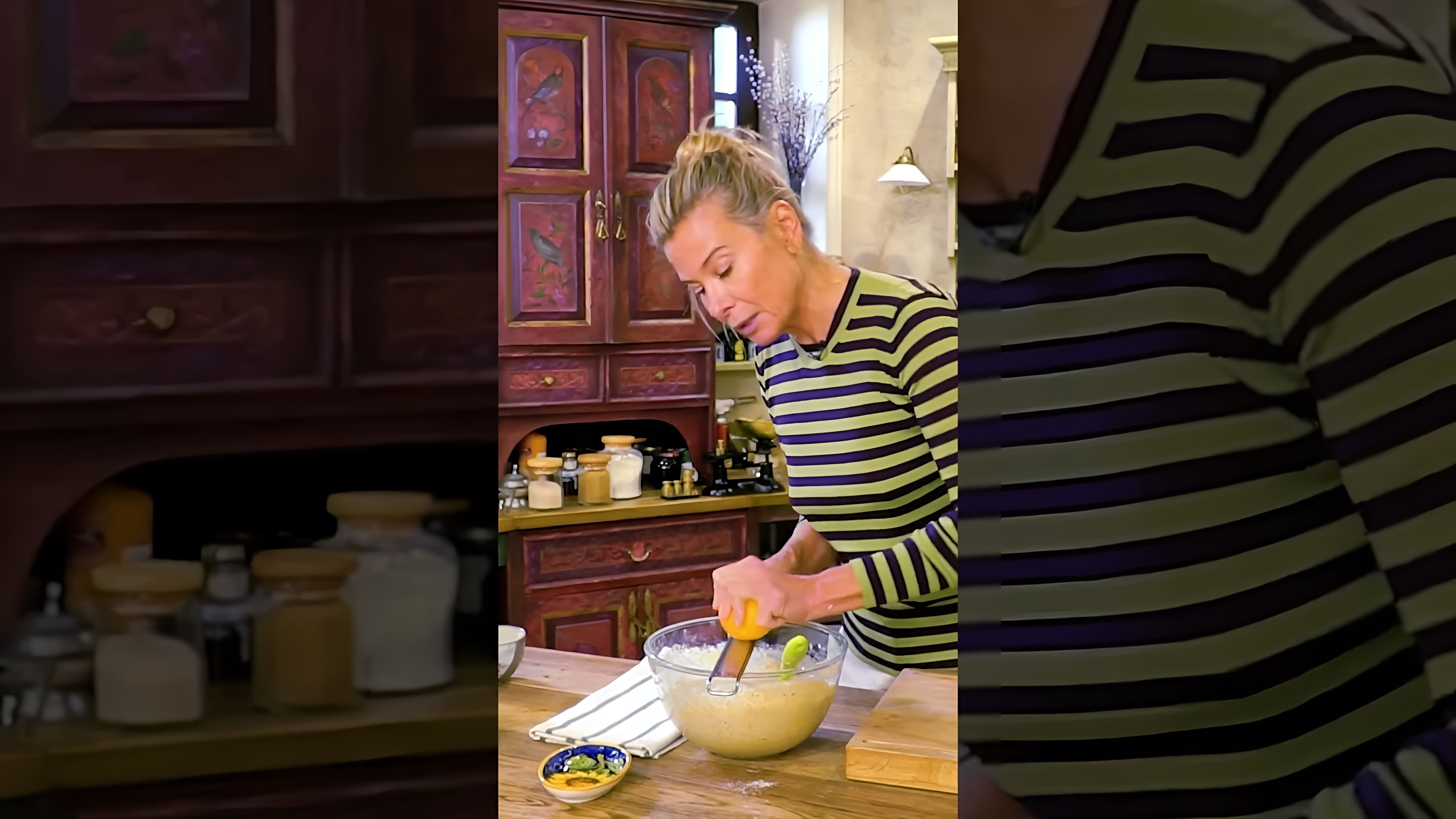В этом видео демонстрируется простой рецепт домашнего пирога с вишней