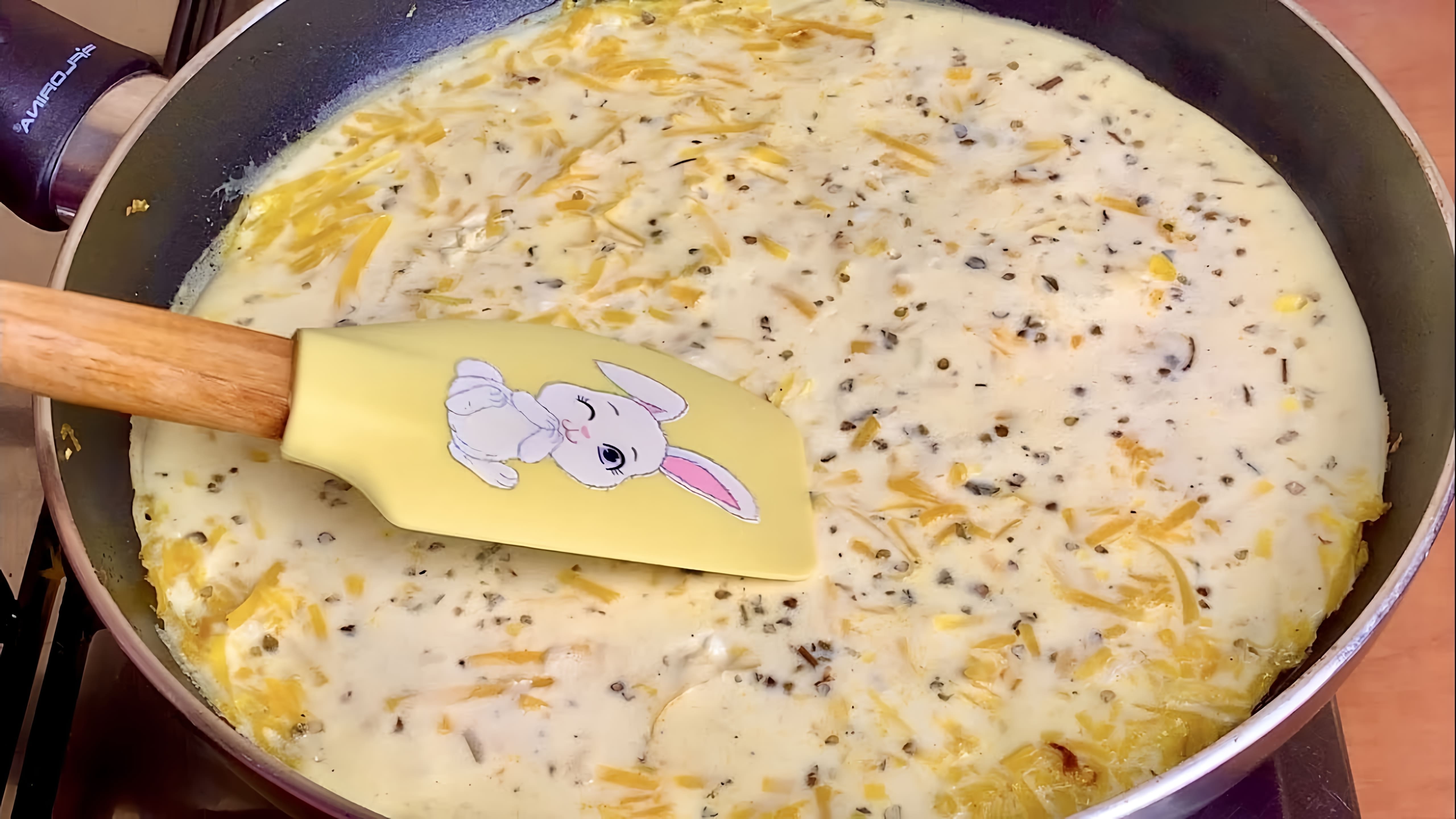 В этом видео демонстрируется быстрый и простой рецепт запеканки из тыквы на сковороде