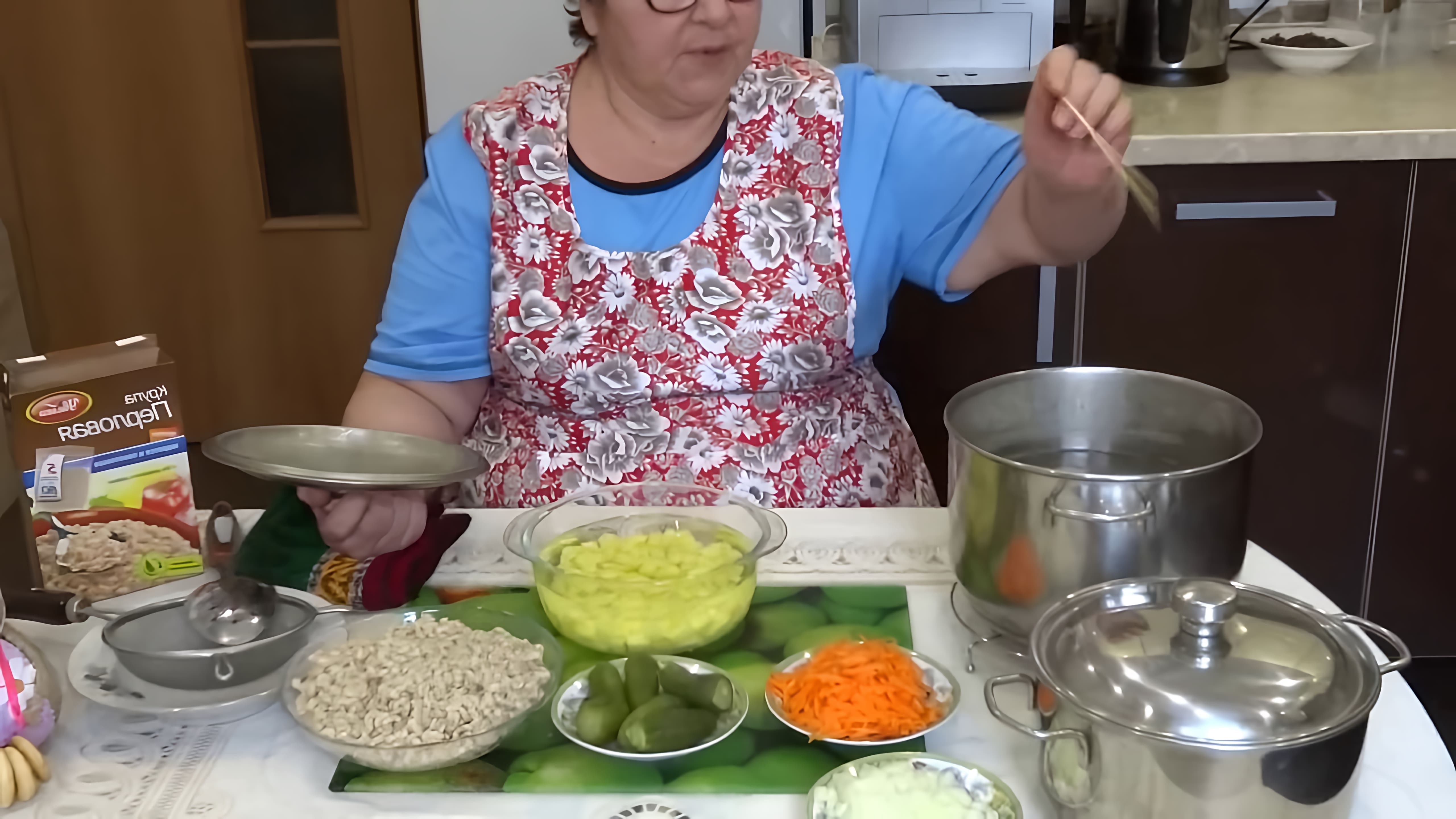 В этом видео демонстрируется процесс приготовления супа рассольника
