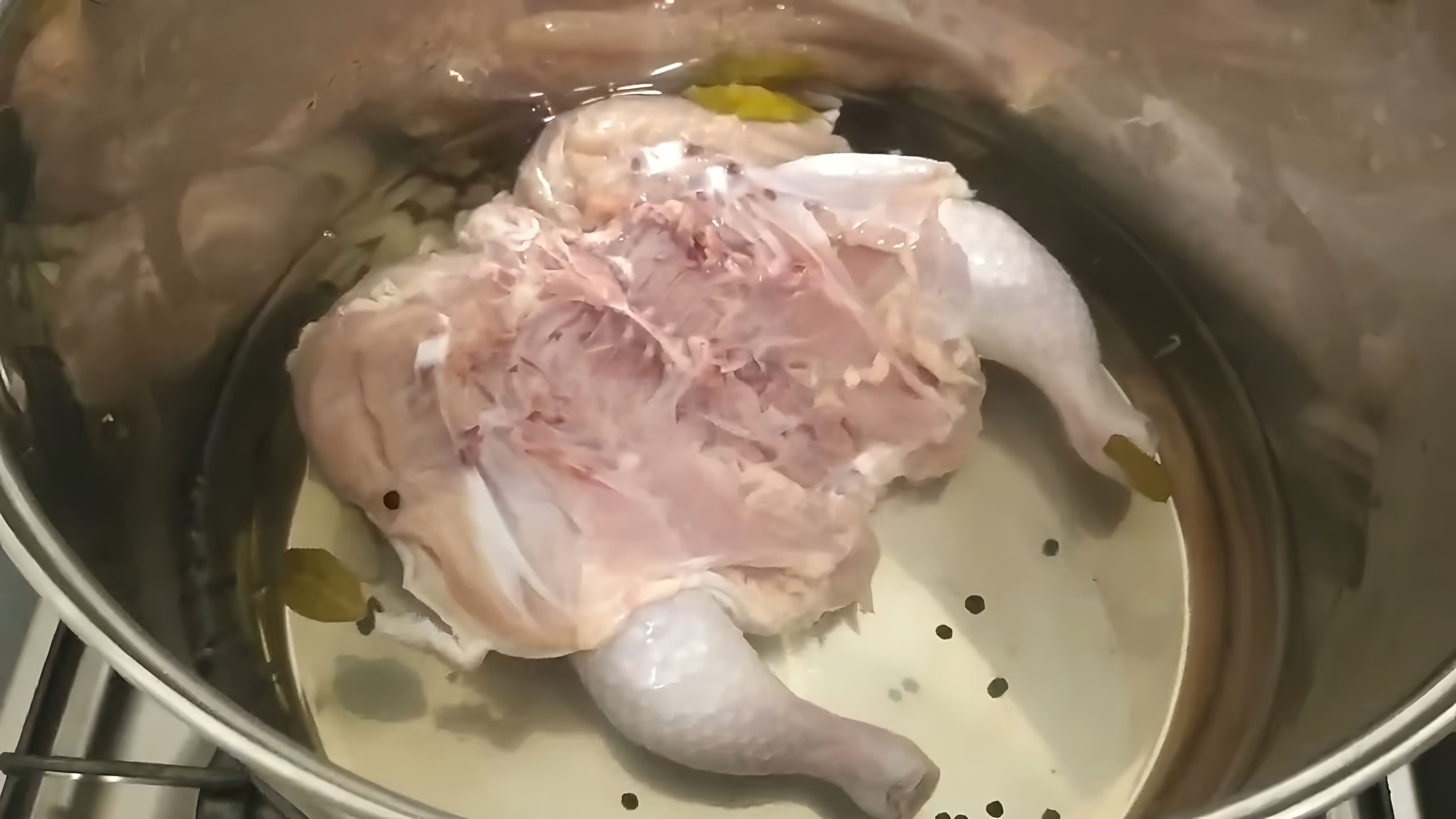 В этом видео демонстрируется процесс приготовления универсального маринада для копчения мяса, курицы и сала