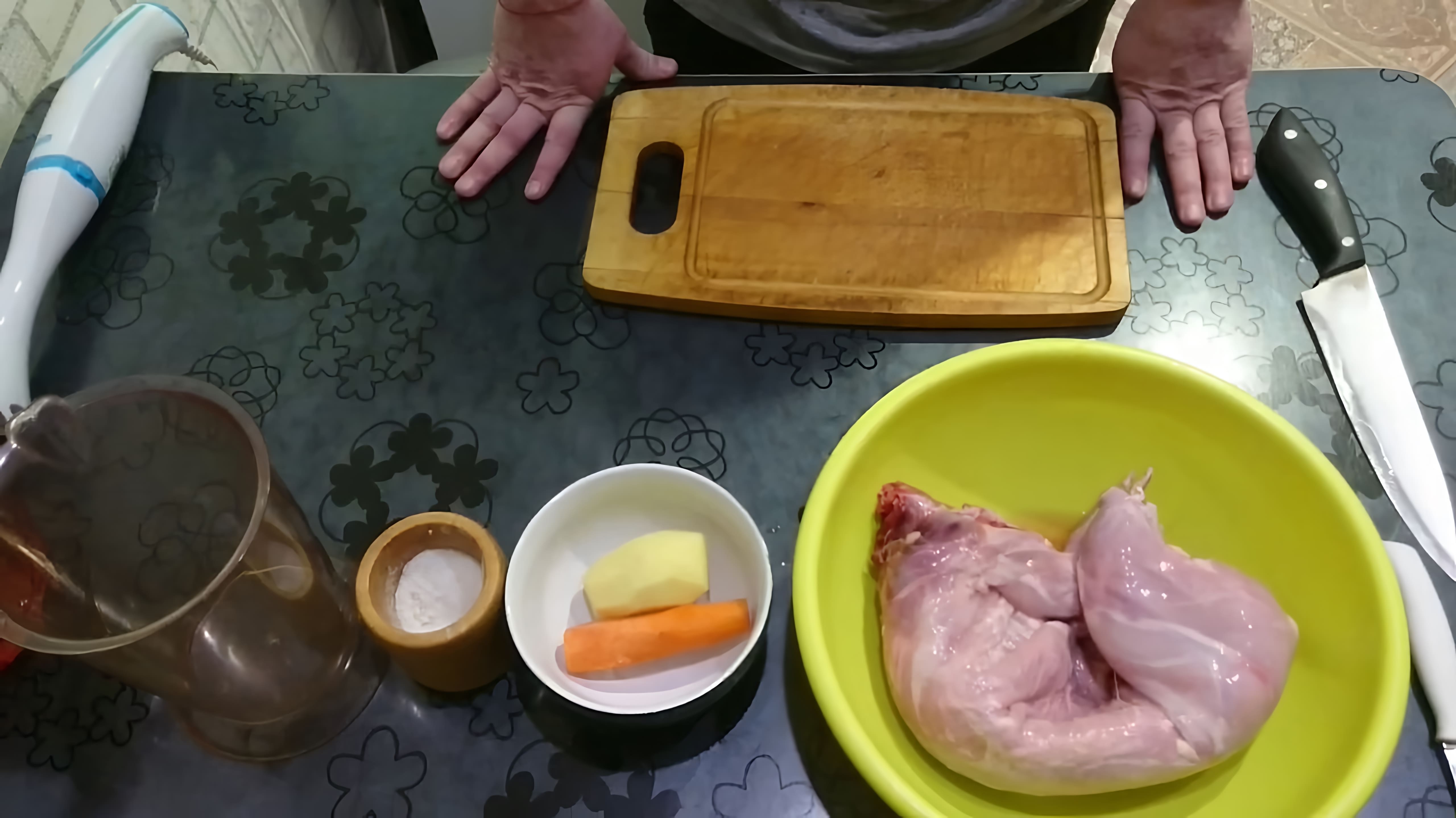 В этом видео демонстрируется процесс приготовления кролика для детского прикорма