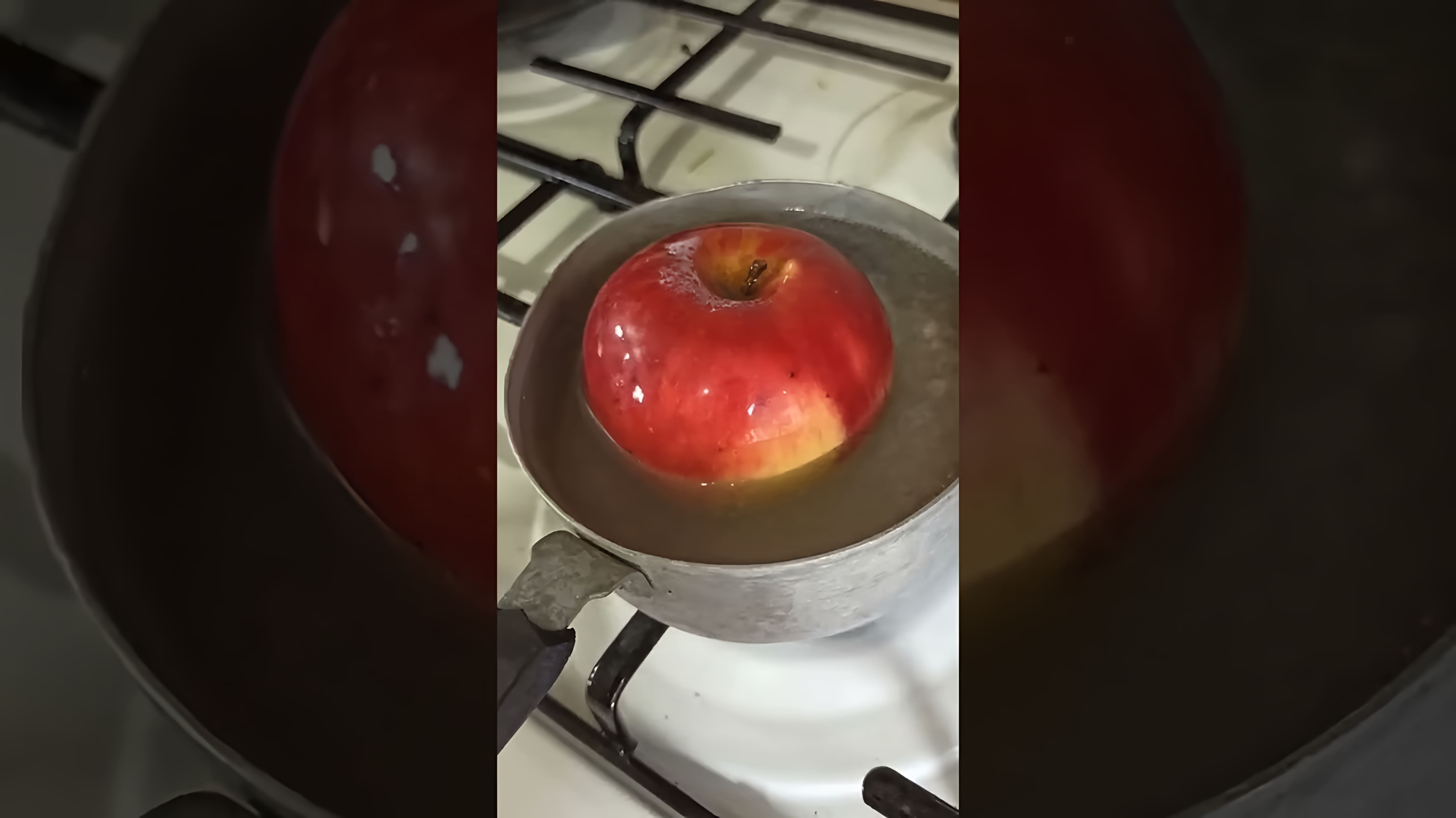 В этом видео демонстрируется процесс приготовления натурального яблочного пюре