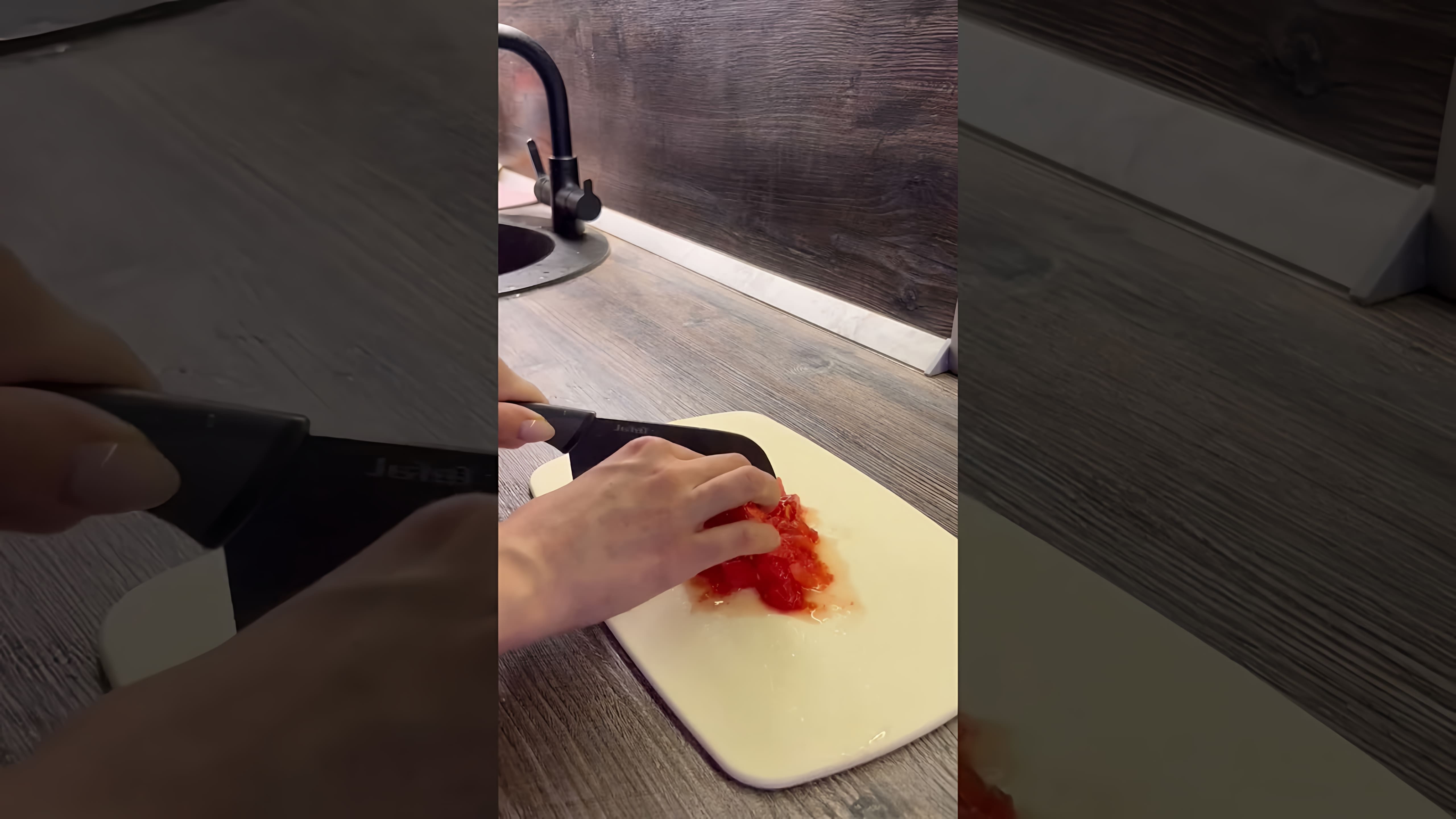 В этом видео демонстрируется рецепт приготовления пасты ризони с курицей