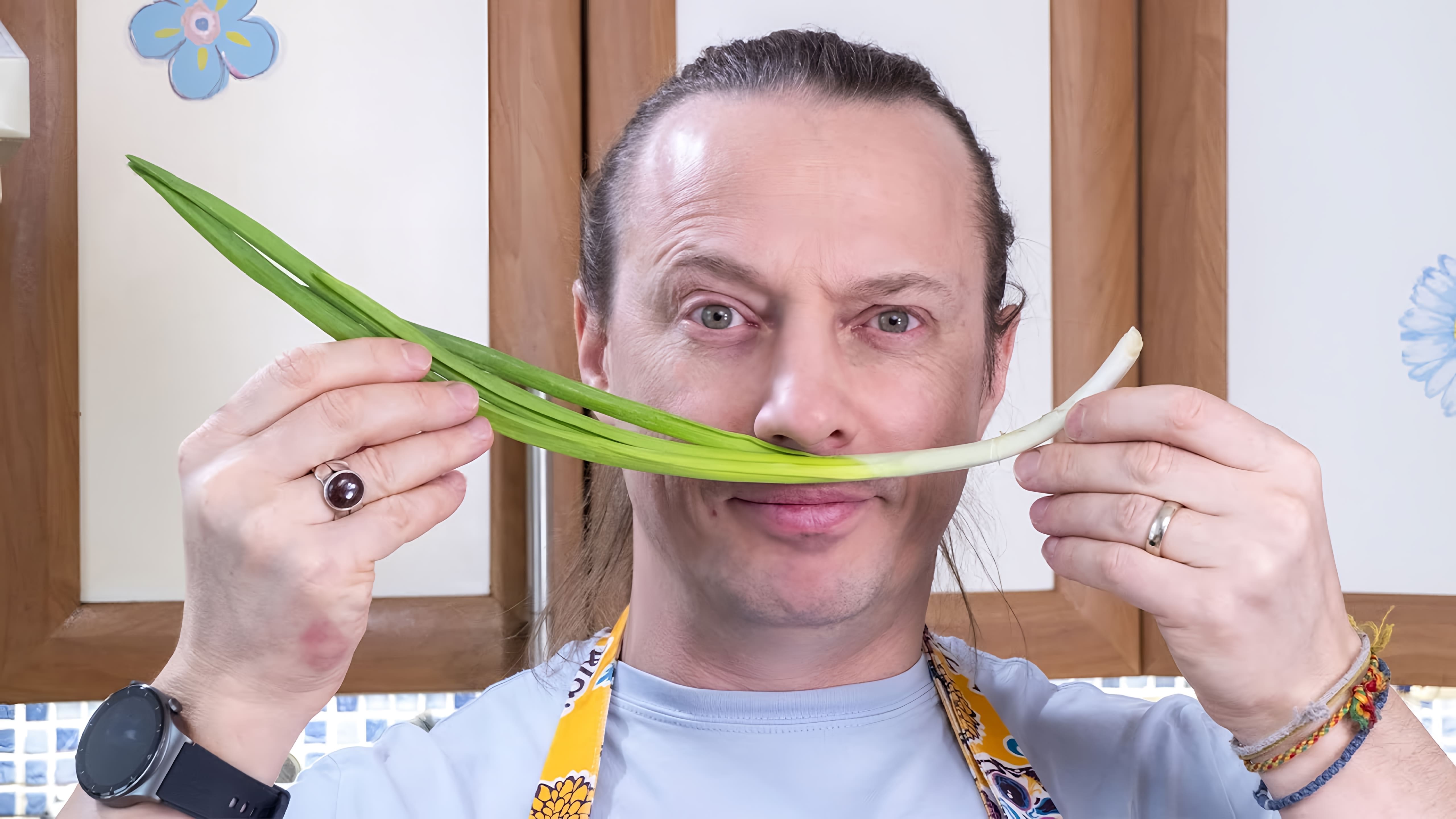 В этом видео рассказывается о том, как использовать зеленый лук в кулинарии