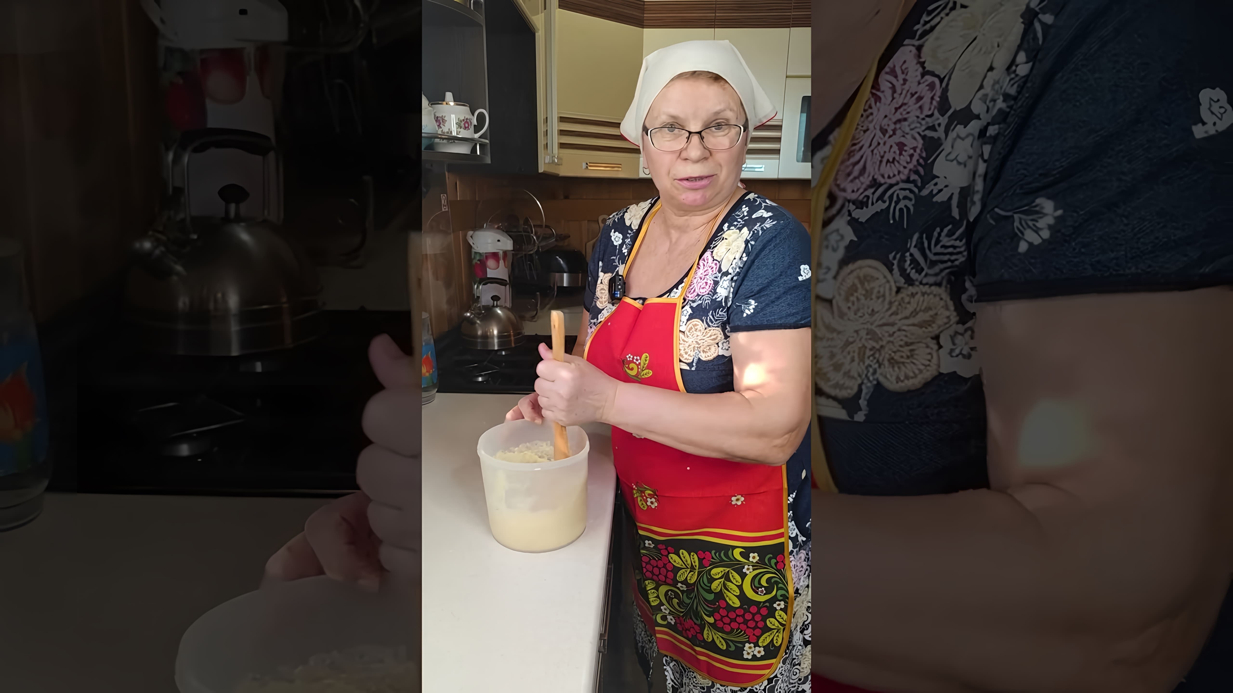 В этом видео демонстрируется процесс приготовления блинов на Масленицу