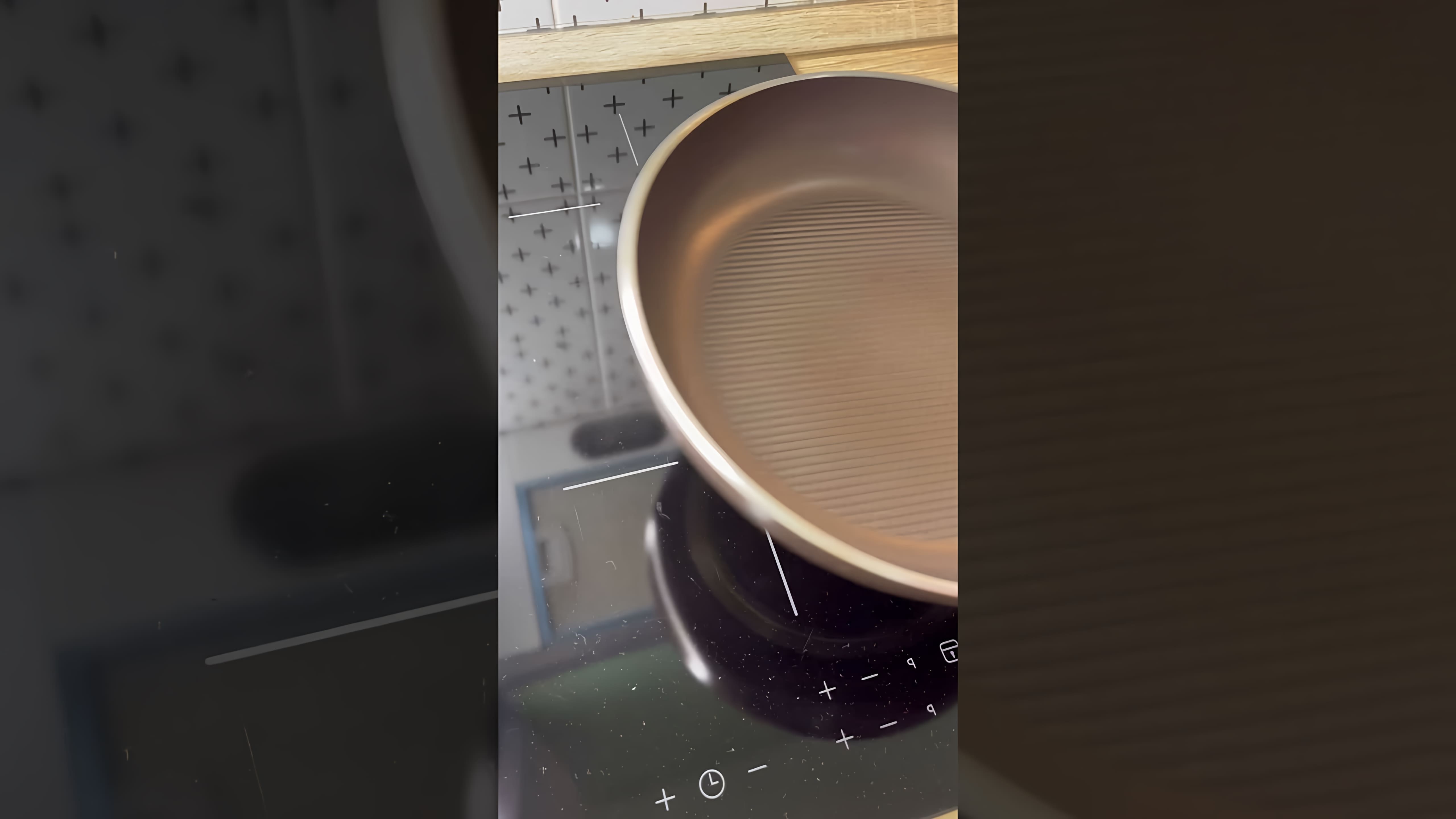 Видео посвящено приготовлению простого супа из моркови и лука