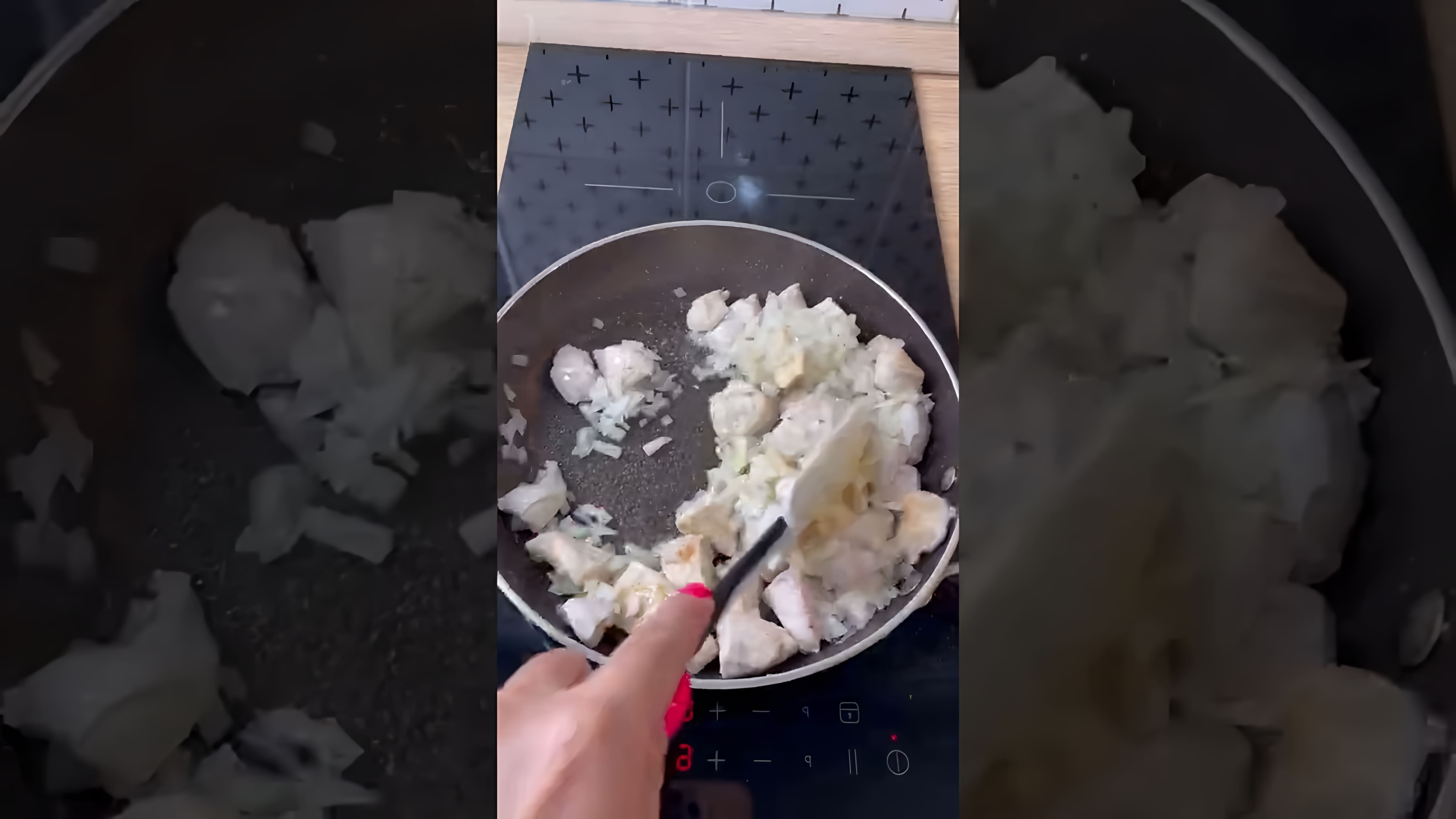 В этом видео показано, как приготовить рис с курицей карри