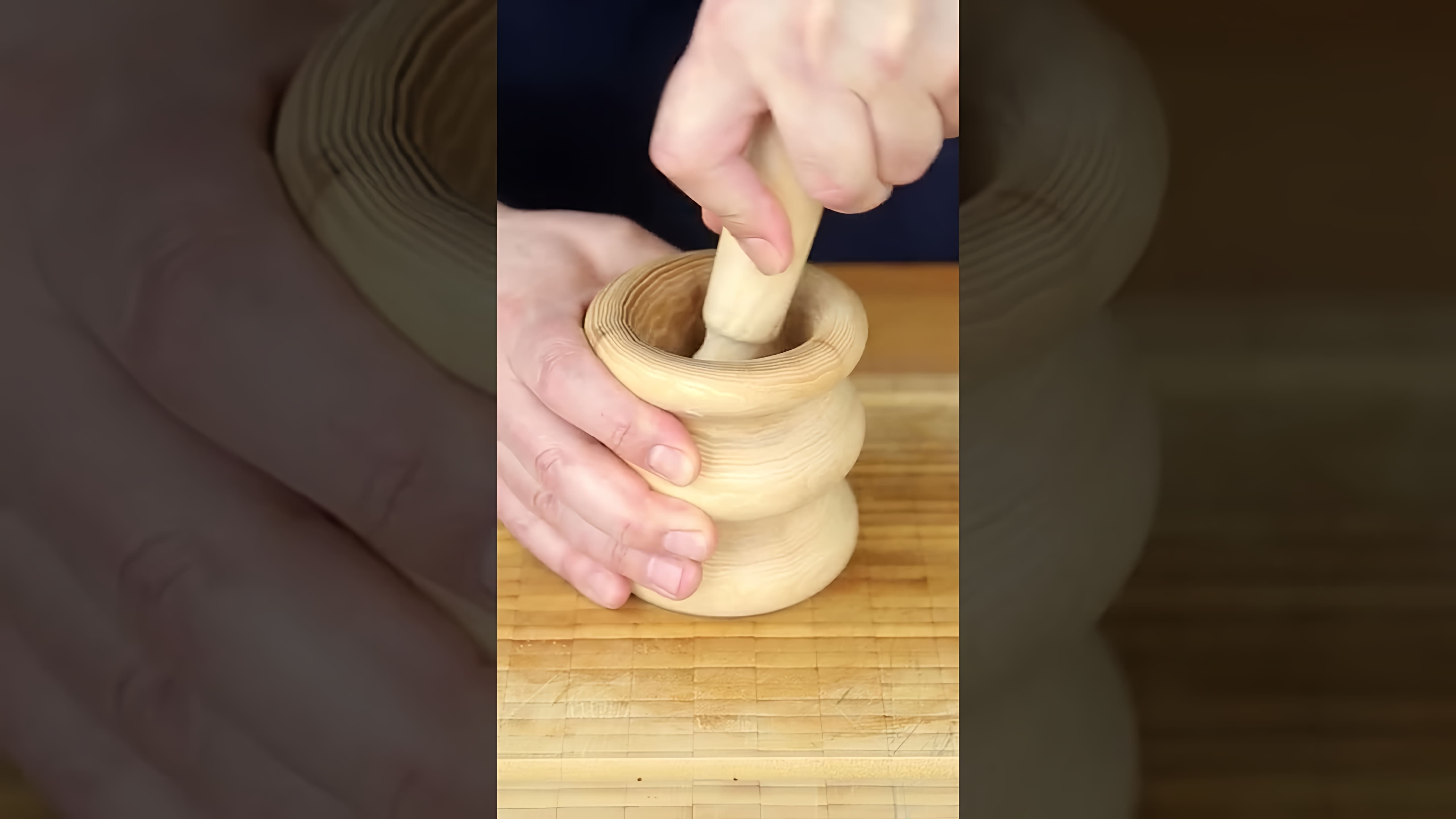 В этом видео демонстрируется рецепт маринада для шашлыка