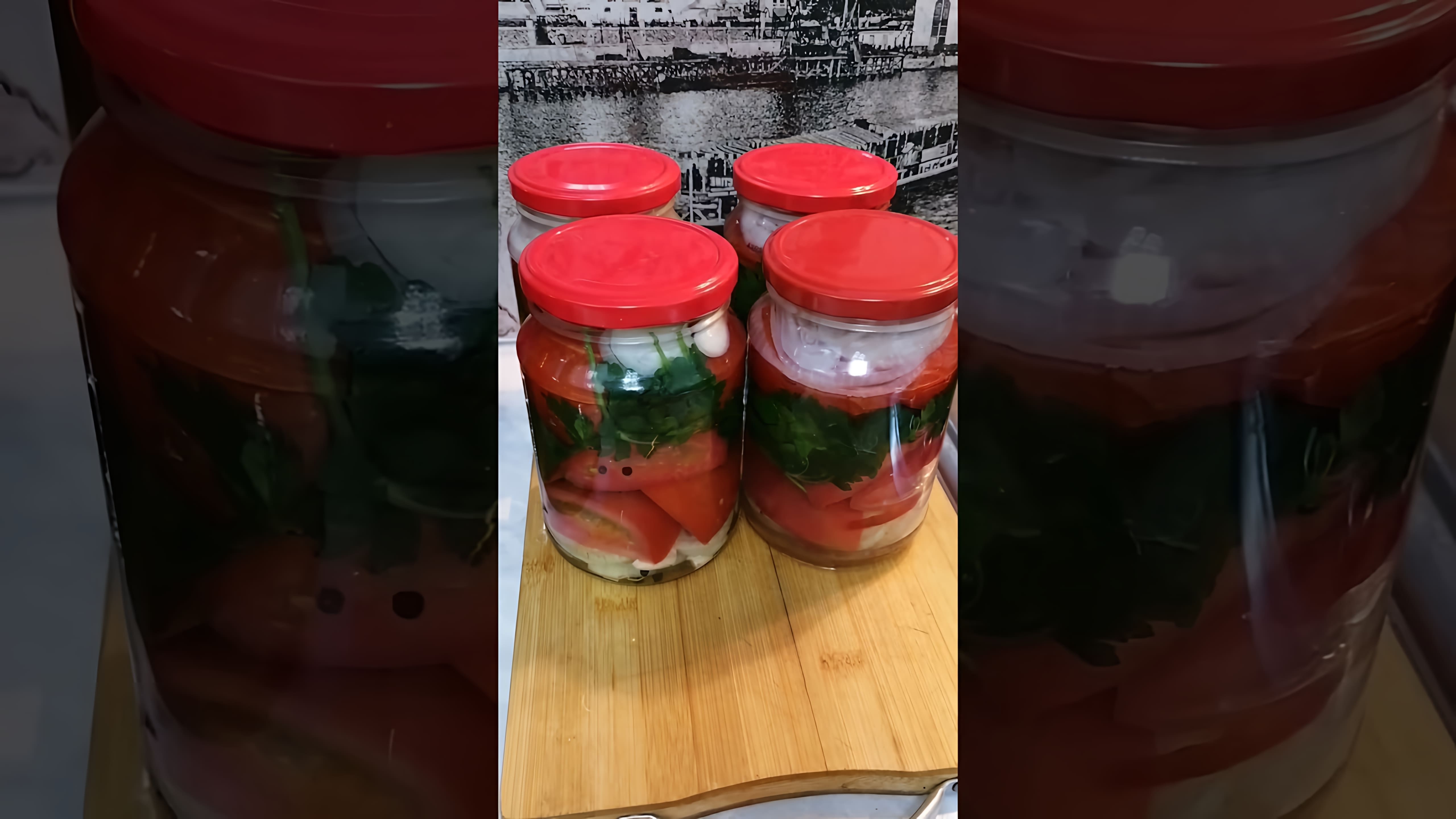 В этом видео демонстрируется процесс приготовления салата на зиму