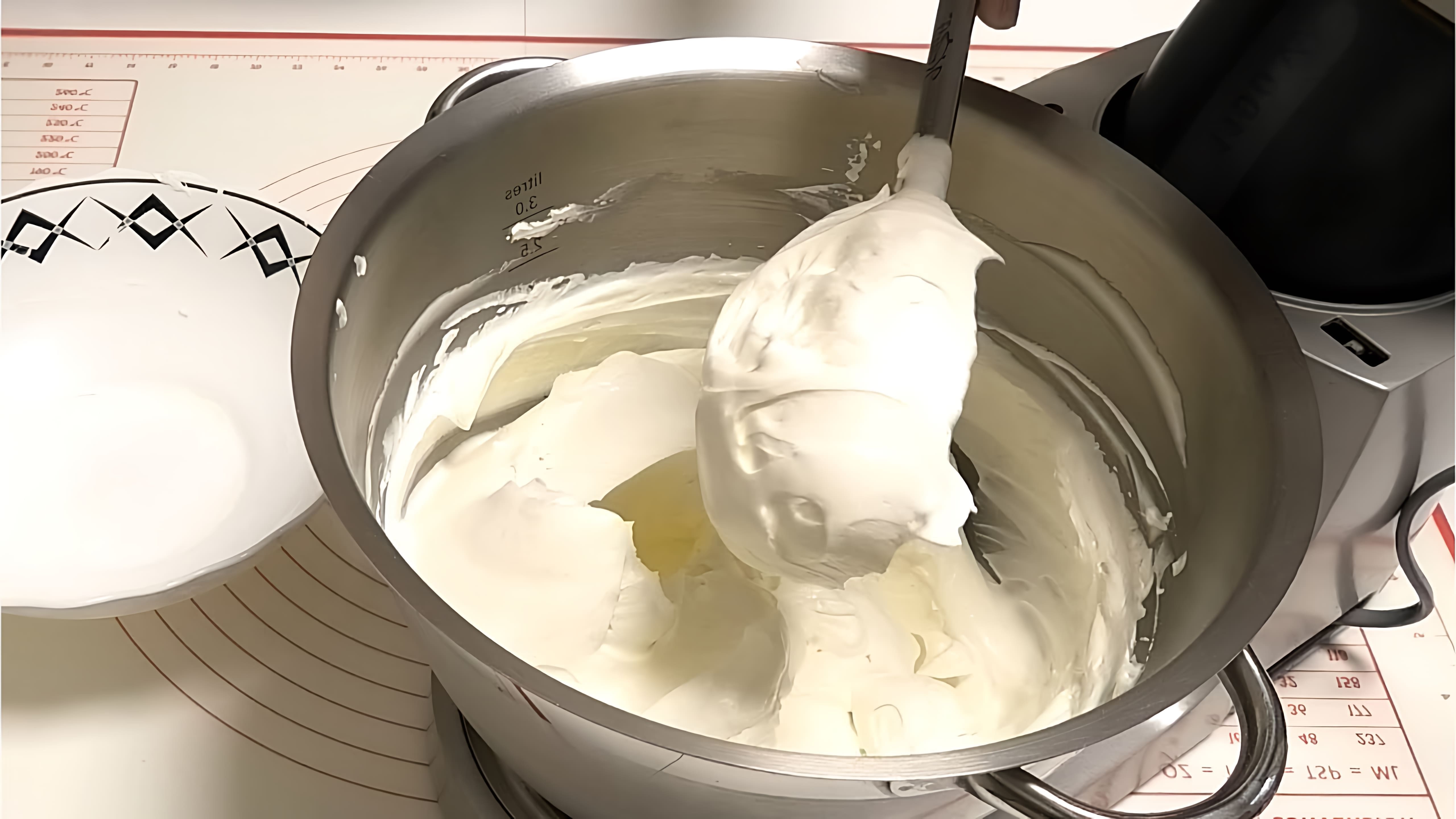 В этом видео демонстрируется рецепт приготовления сливочно-сметанного крема