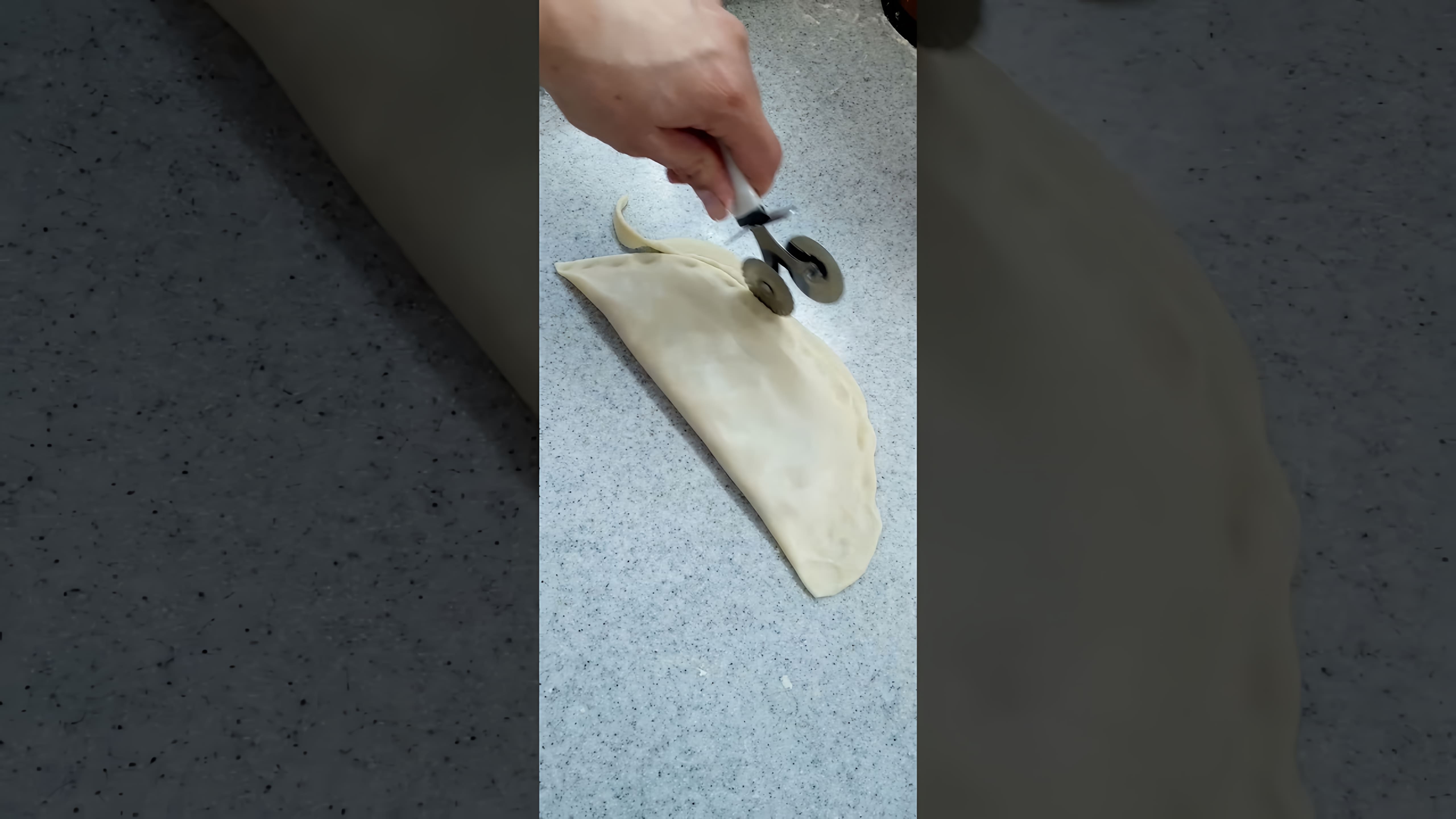 В этом видео-ролике вы увидите процесс приготовления хрустящего теста для чебуреков