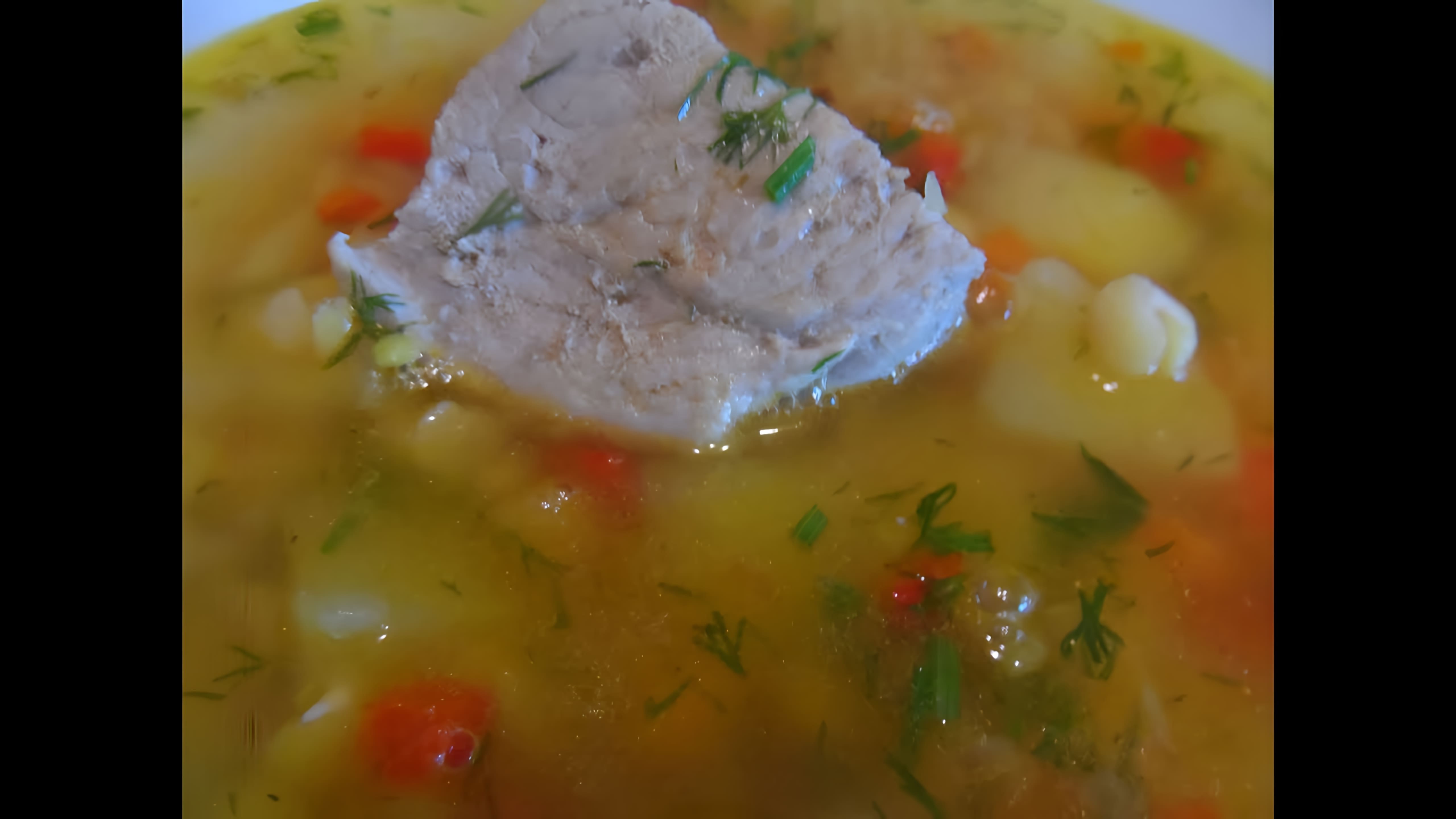 В этом видео демонстрируется процесс приготовления горохового супа со свининой
