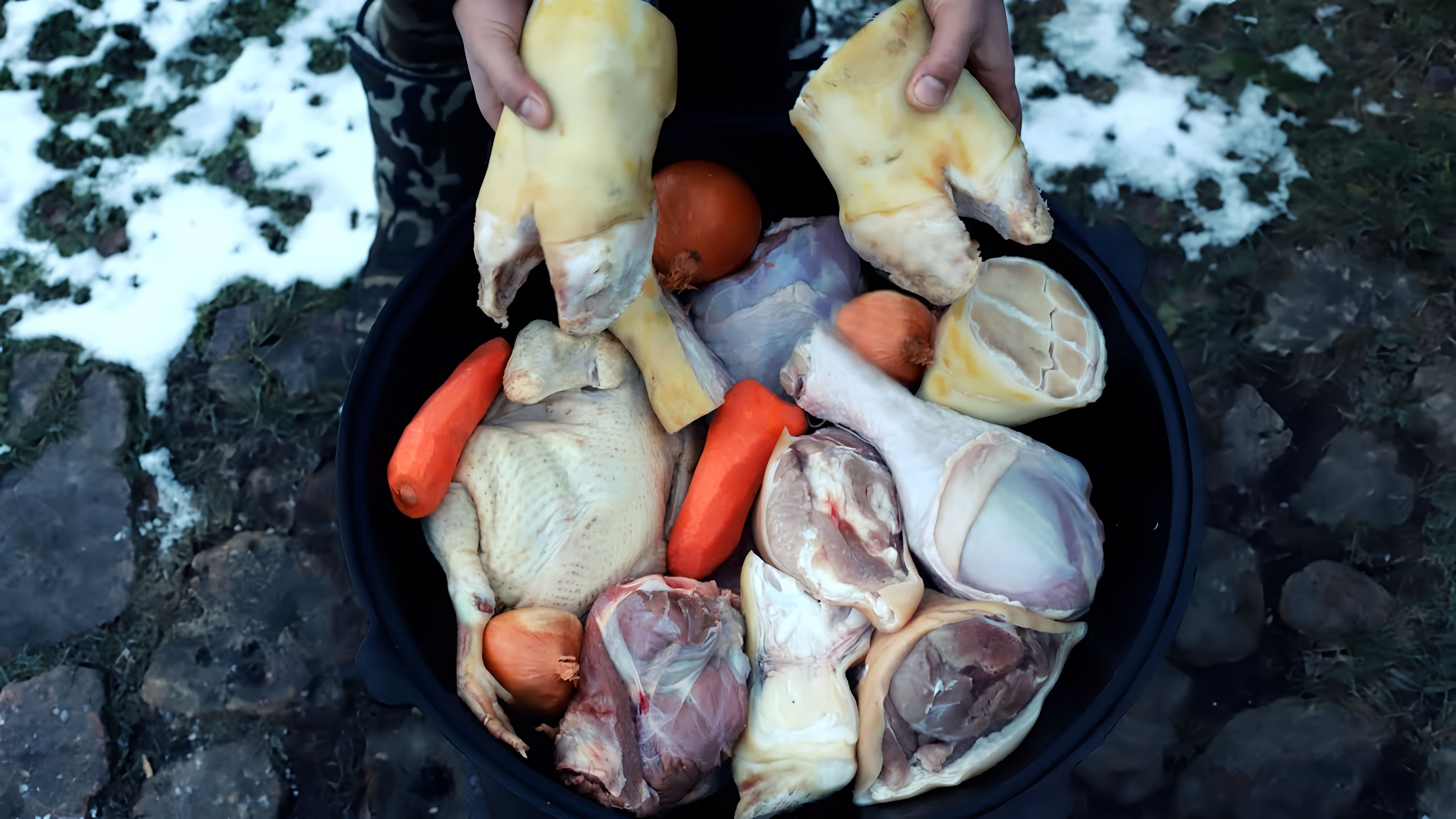 В этом видео демонстрируется процесс приготовления деревенского сборного холодца из четырех видов мяса: говядины, свинины, домашней птицы и индейки