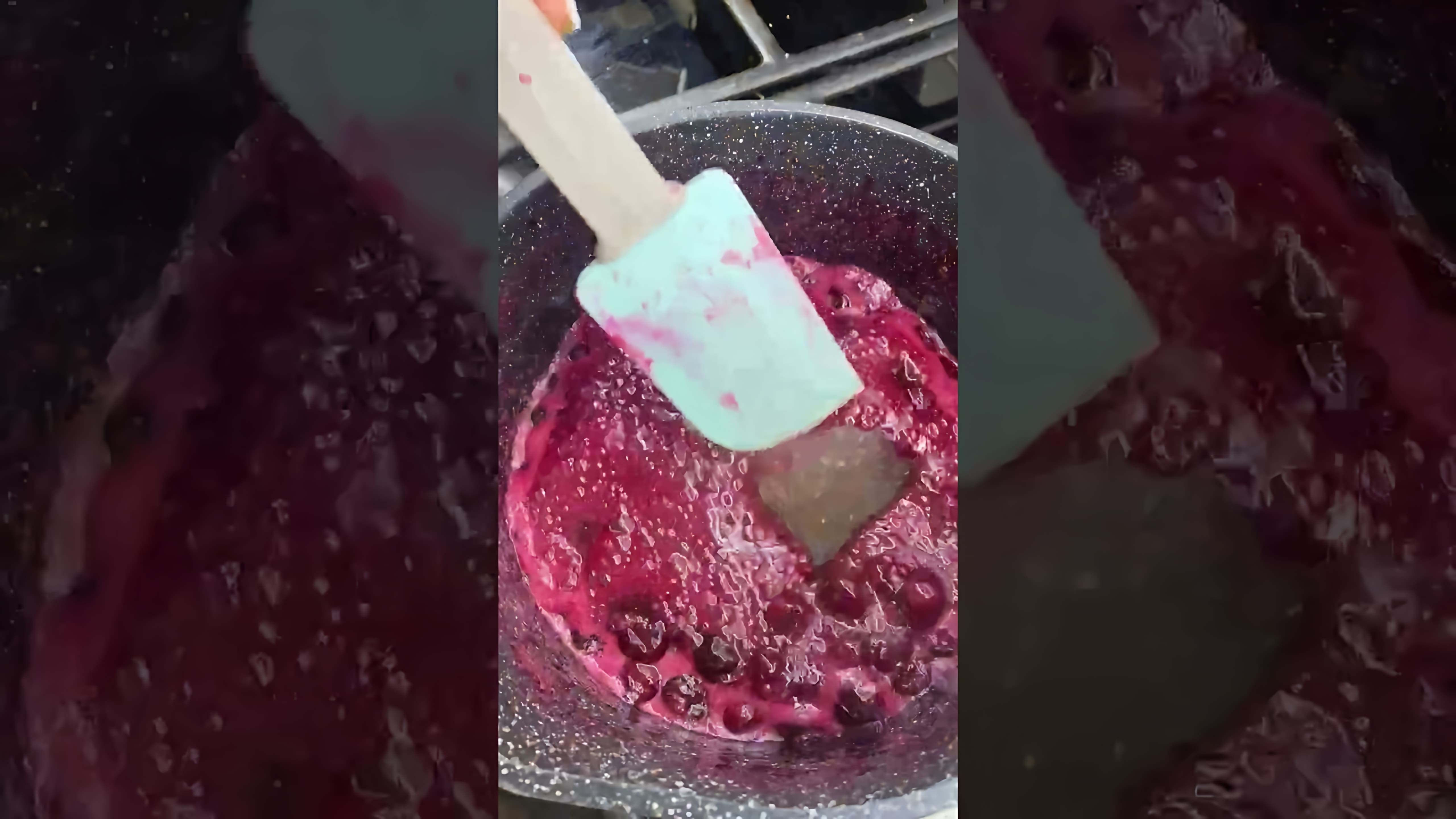 В этом видео демонстрируется быстрый и простой рецепт приготовления чизкейка без выпечки