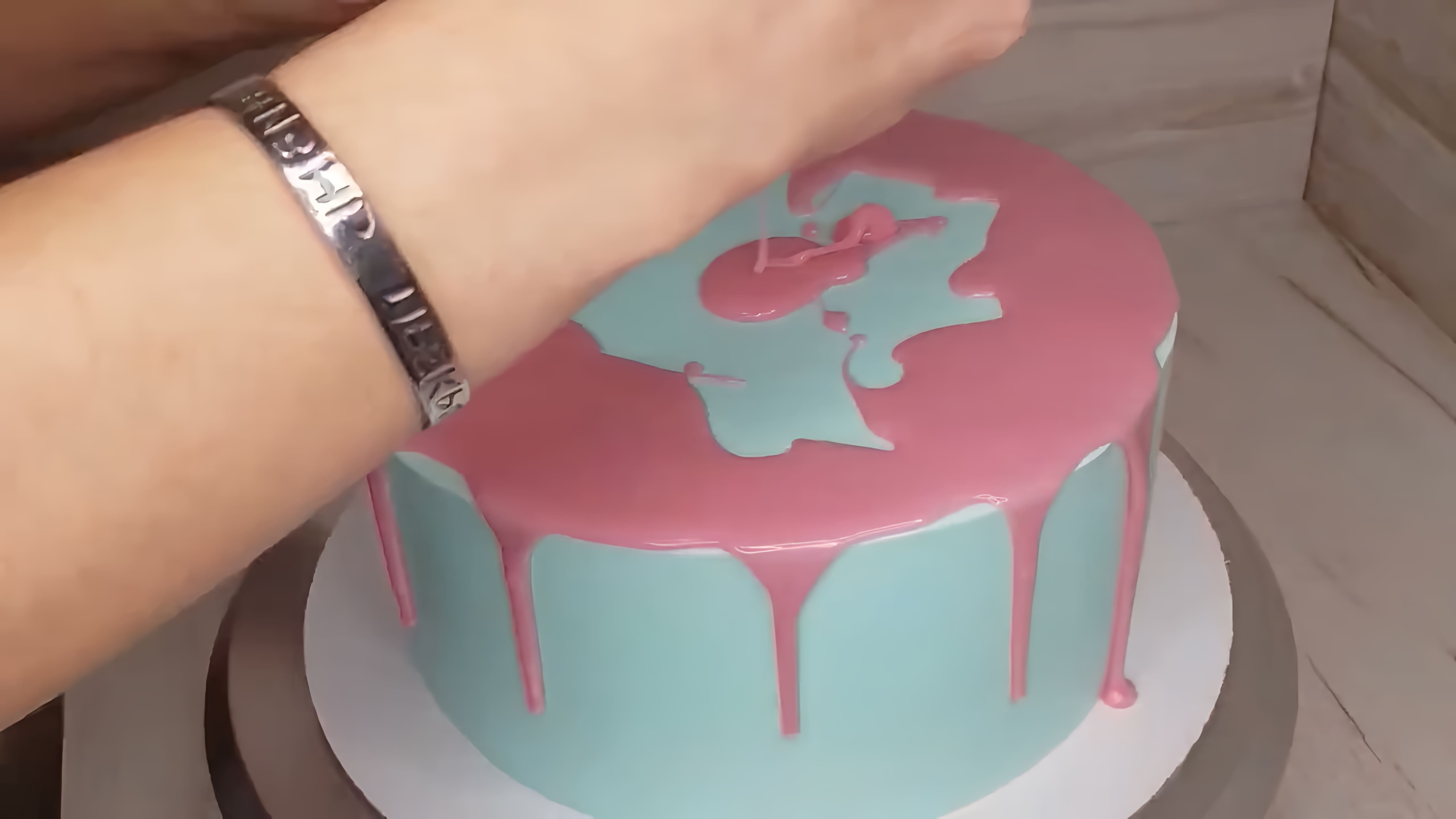 В этом видео демонстрируется процесс приготовления белой шоколадной глазури для создания цветных подтеков на торте