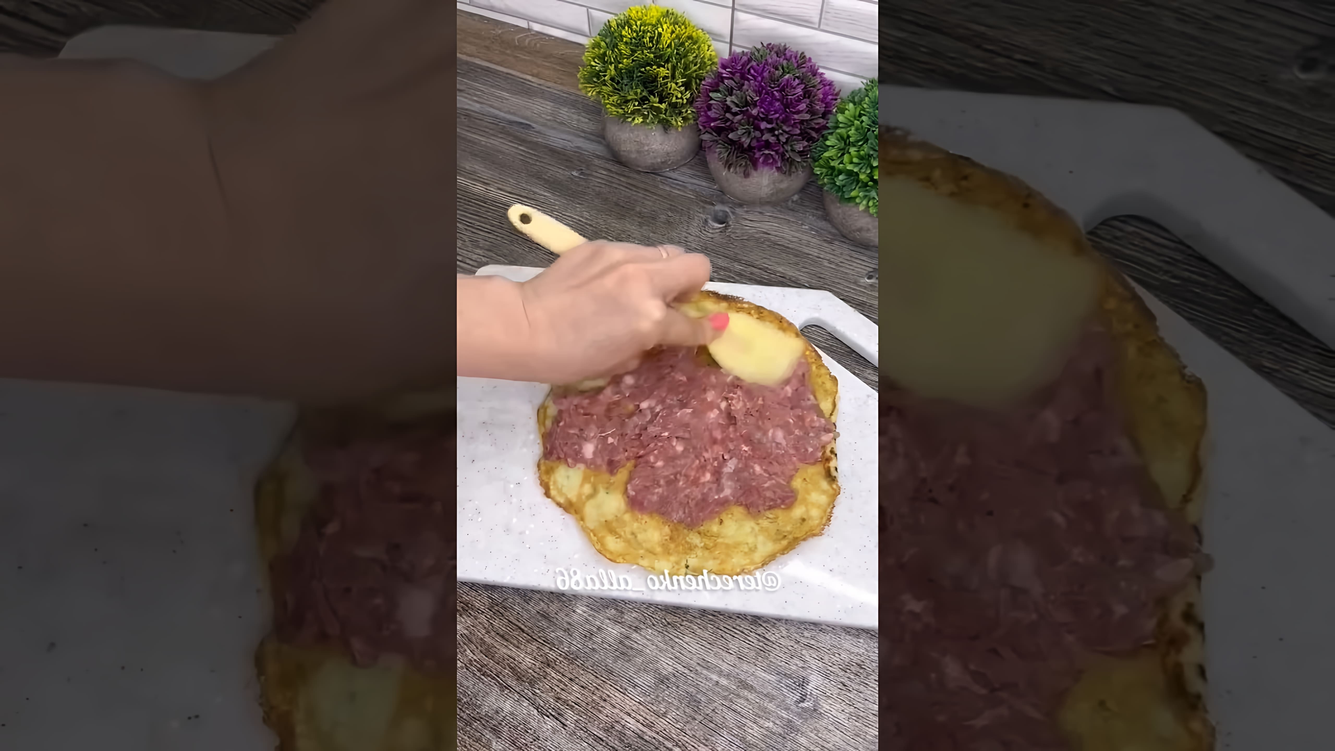 В этом видео демонстрируется рецепт приготовления кабачковых блинчиков с мясной начинкой