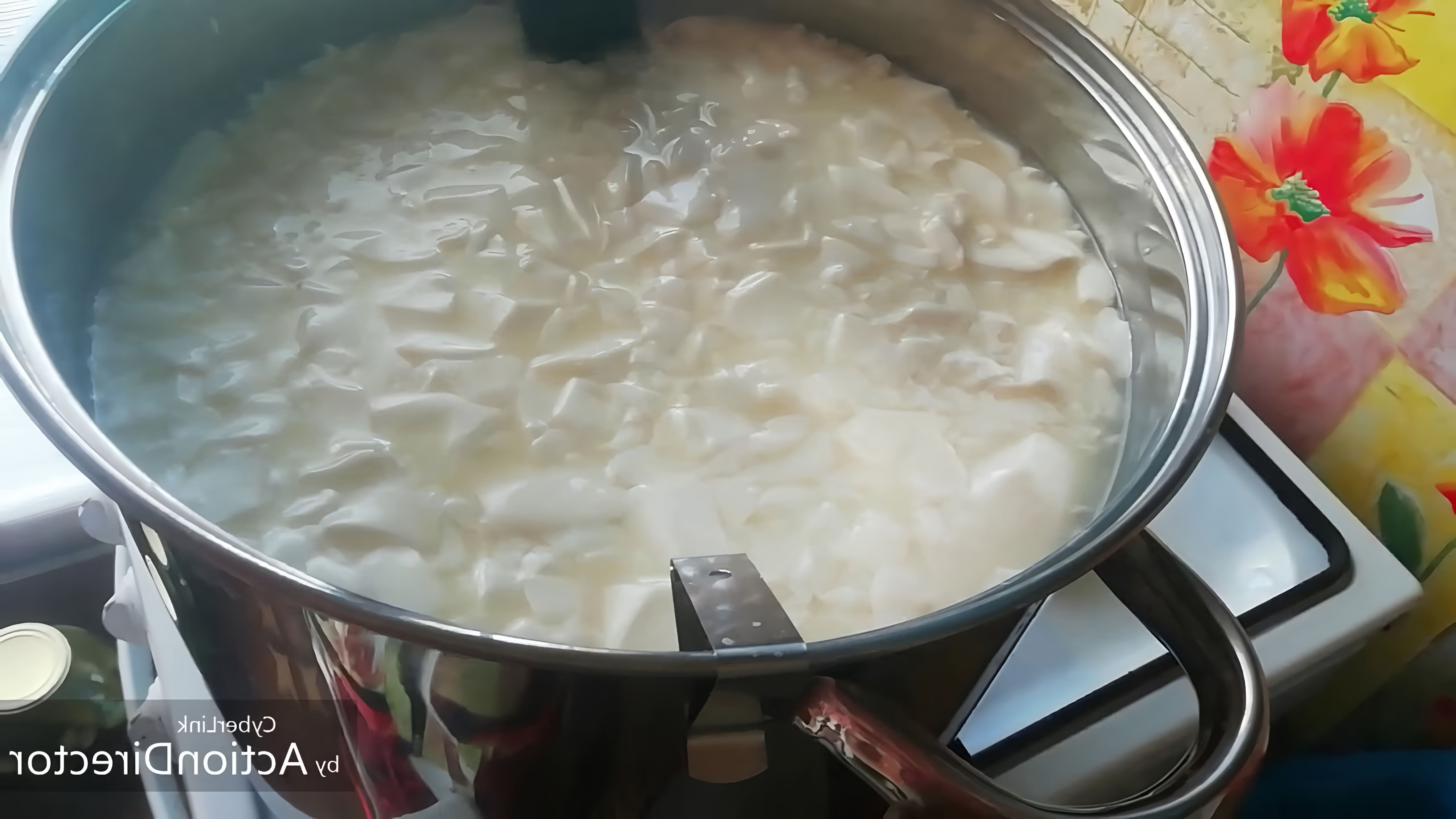 В этом видео демонстрируется процесс приготовления сыра на сычужном ферменте