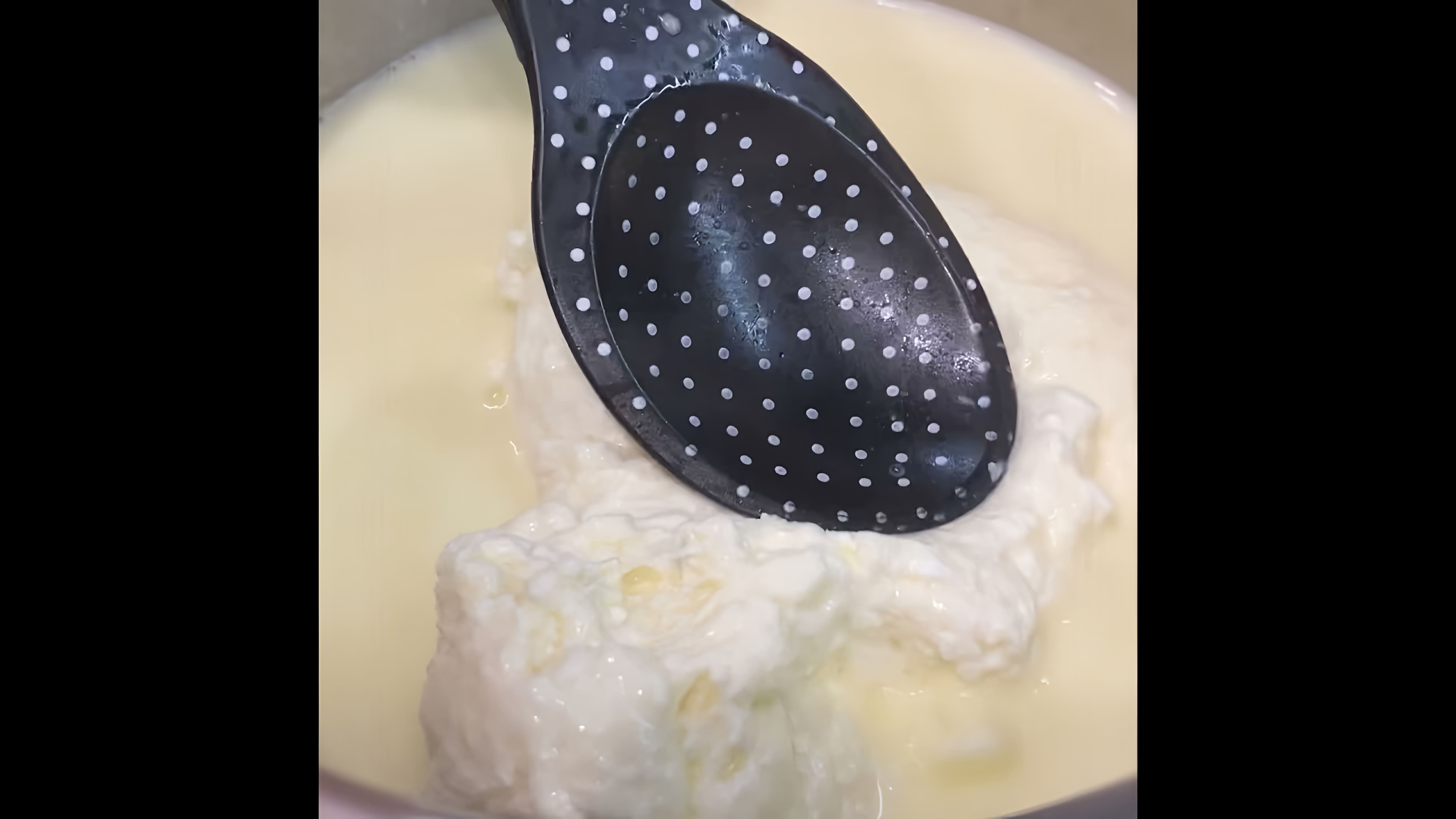 Видео описывает, как приготовить домашний твердый сыр всего за 15 минут, используя всего 2 ингредиента - творог и молоко