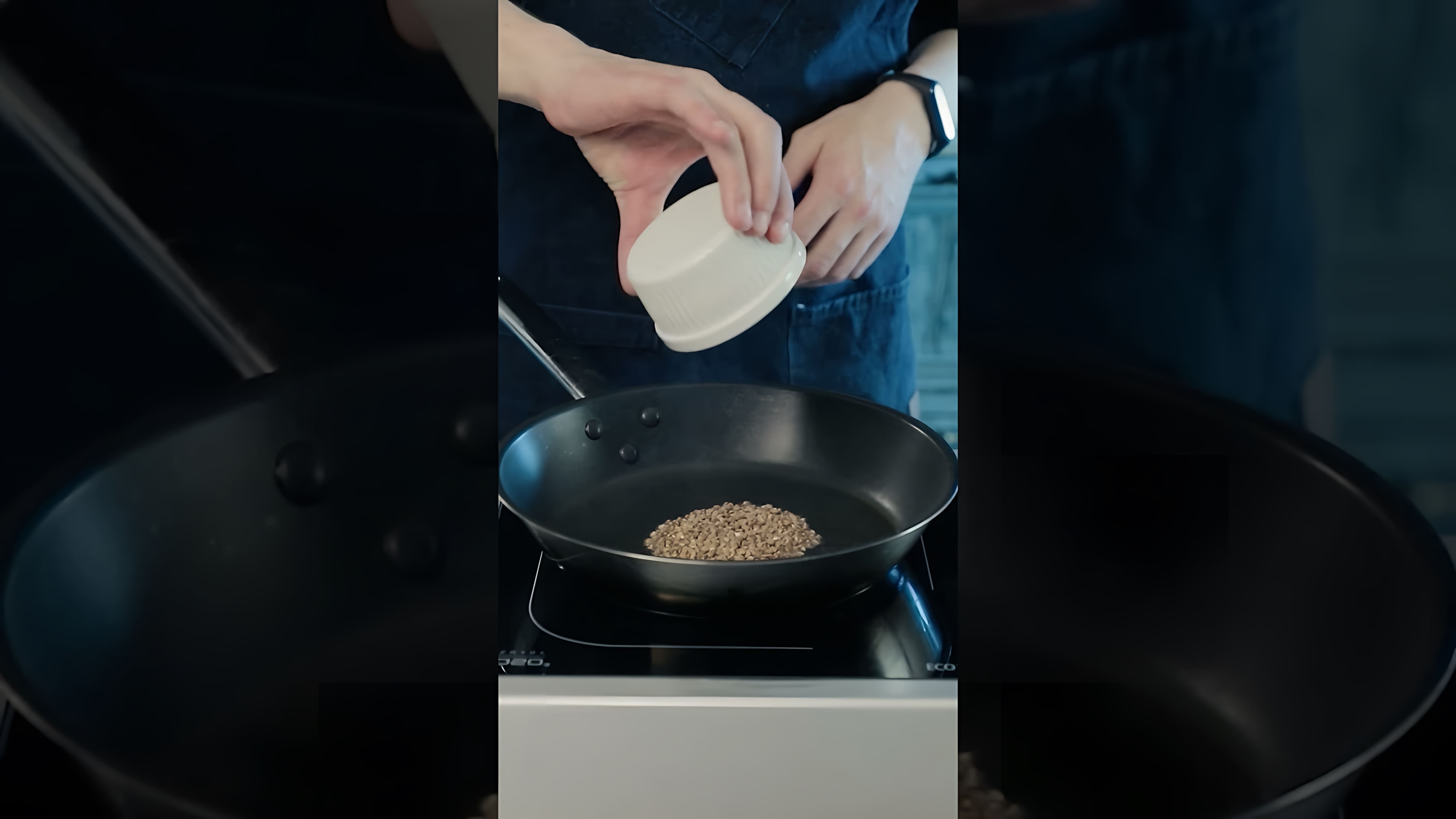 В этом видео-ролике рассказывается о необычном способе приготовления попкорна из гречки