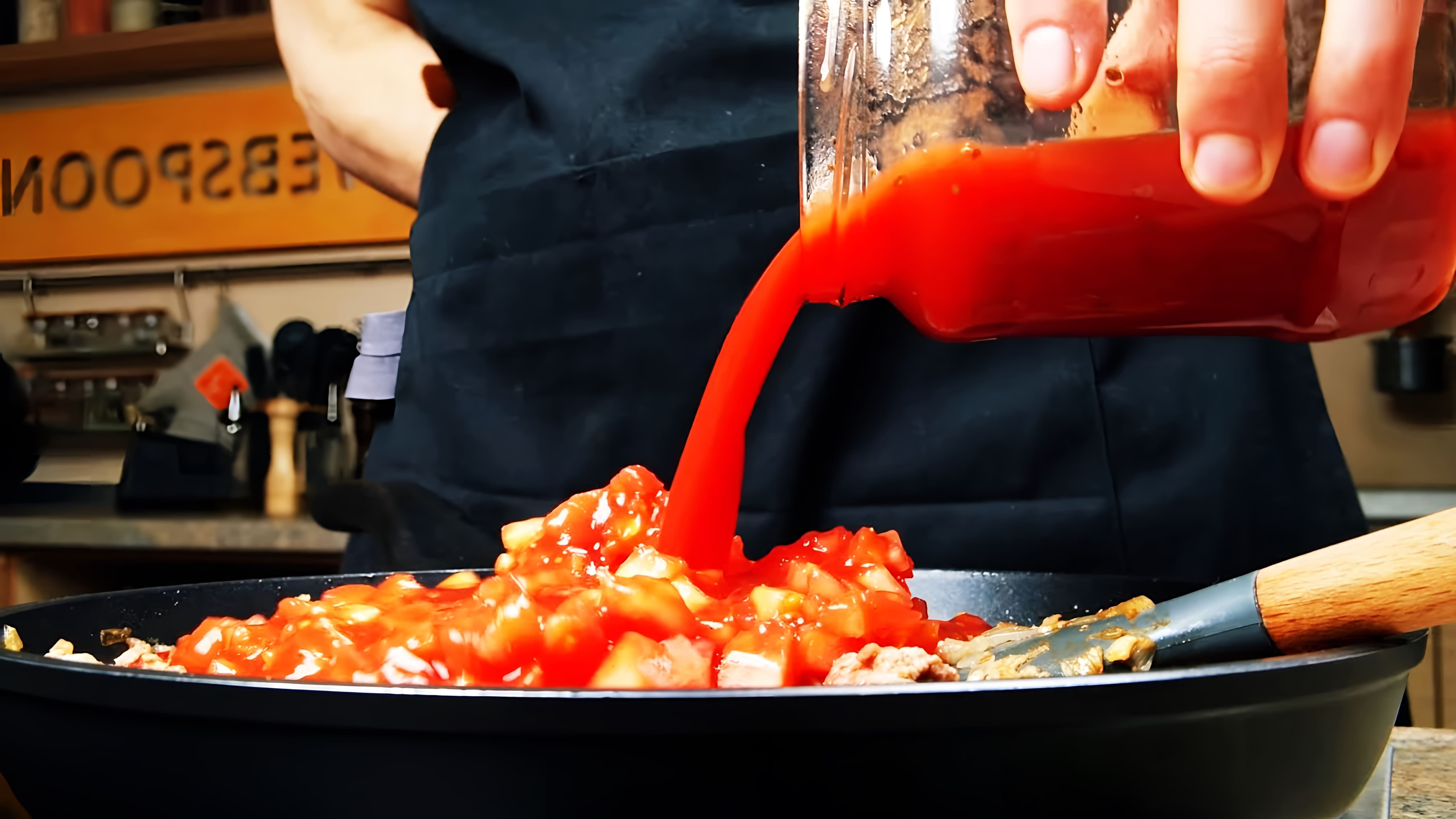 В этом видео-ролике женщина из Италии показывает, как она готовит макароны