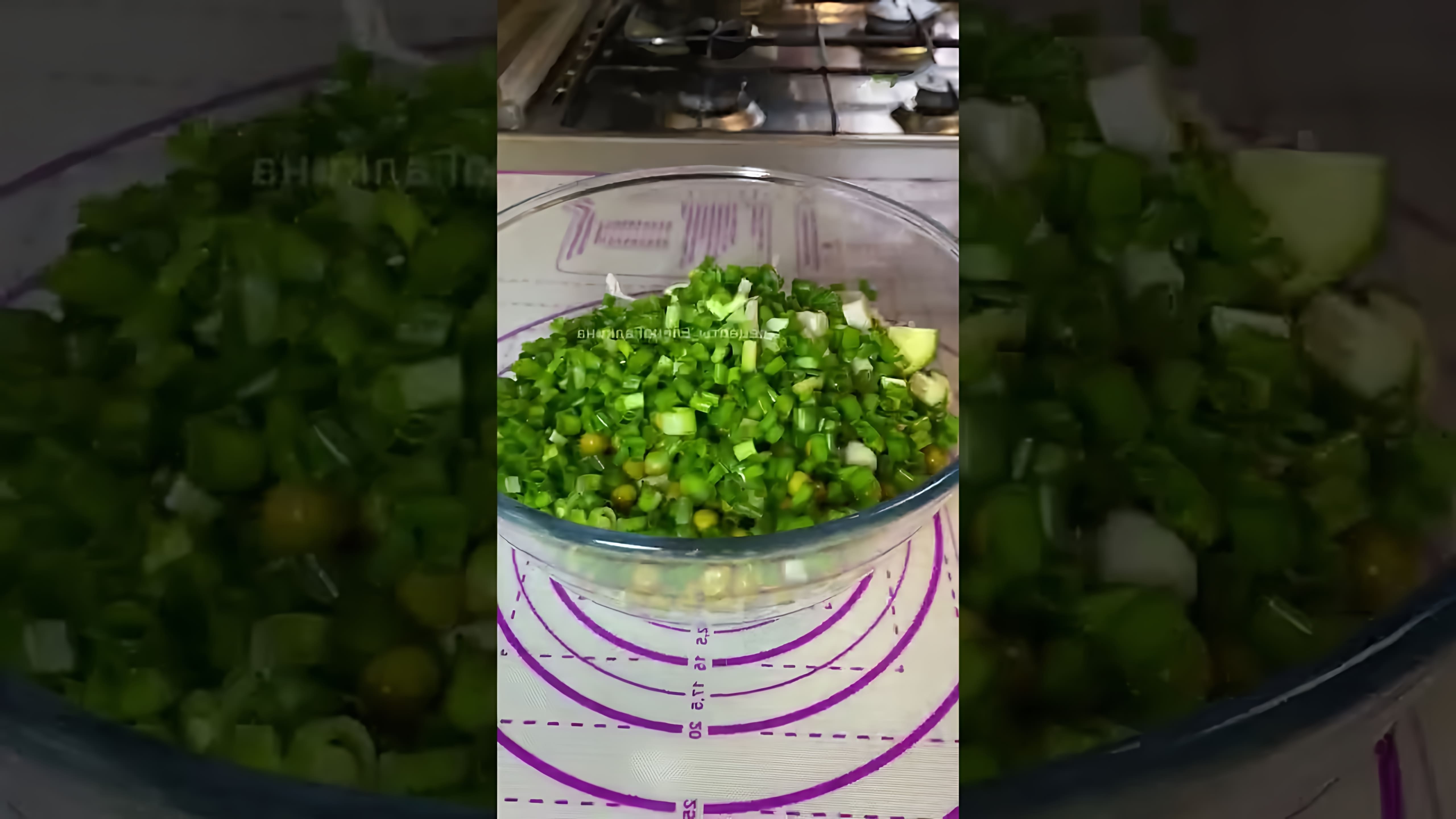 Салат из простых ингредиентов - это видео-ролик, который демонстрирует процесс приготовления вкусного и простого салата из доступных продуктов