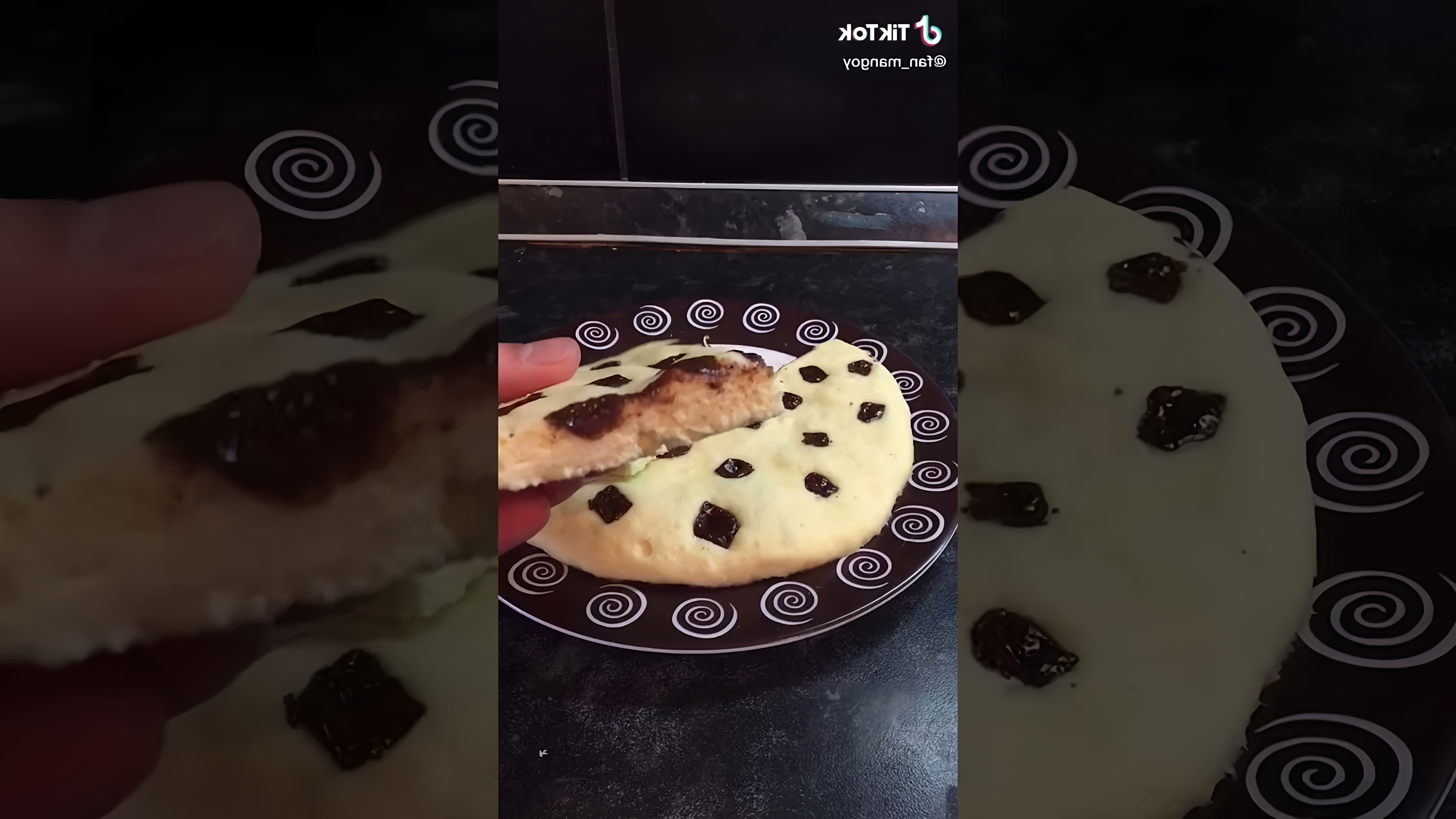 В этом видео-ролике рассказывается о том, как приготовить вкусное печенье в микроволновке без использования духовки