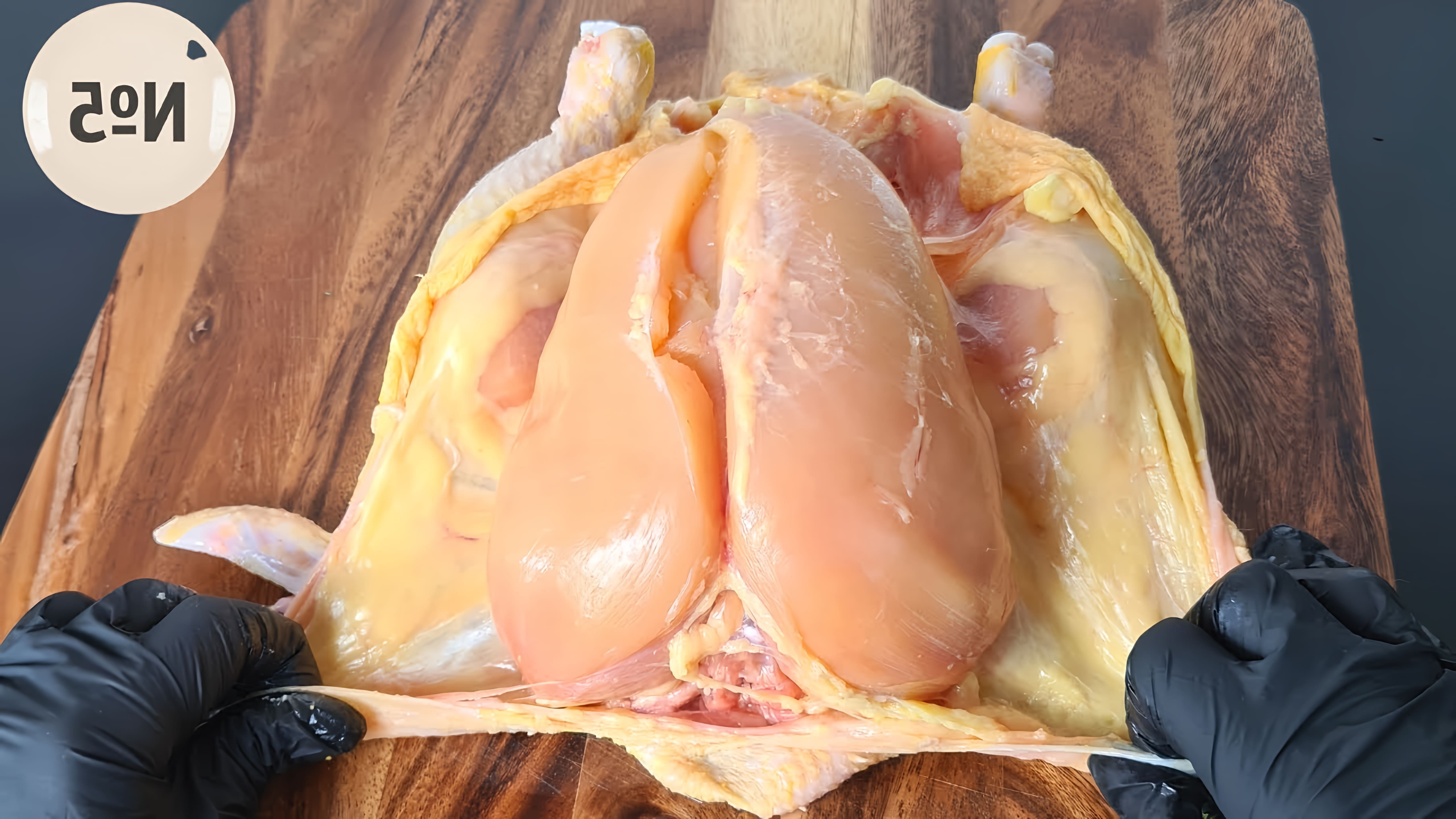 В этом видео демонстрируются три диетических блюда, которые можно приготовить, используя всего одну курицу