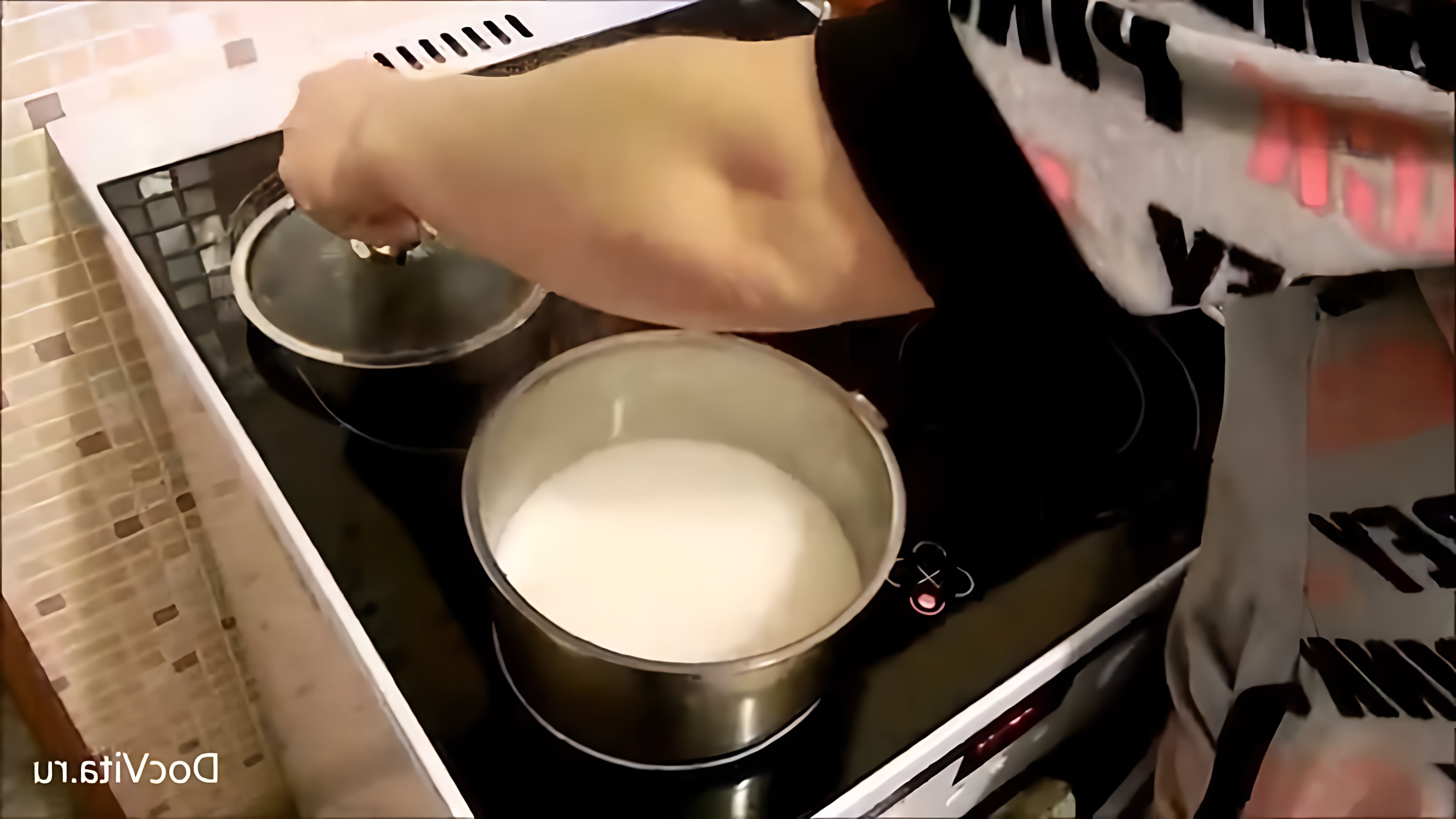 В этом видео показано, как приготовить манную кашу для годовалого ребенка на одну порцию