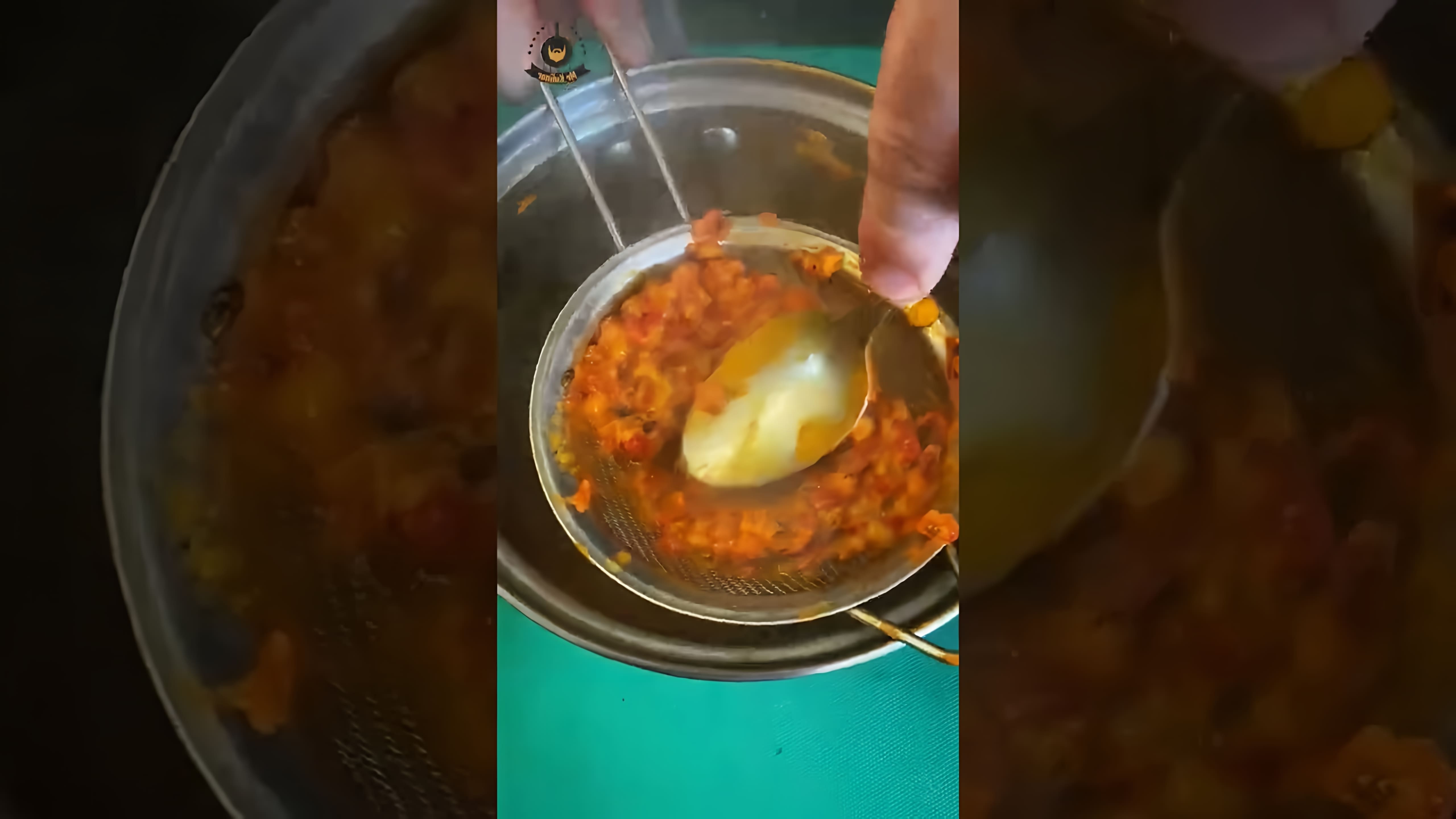 В этом видео демонстрируется процесс приготовления облепихового соуса к мясу