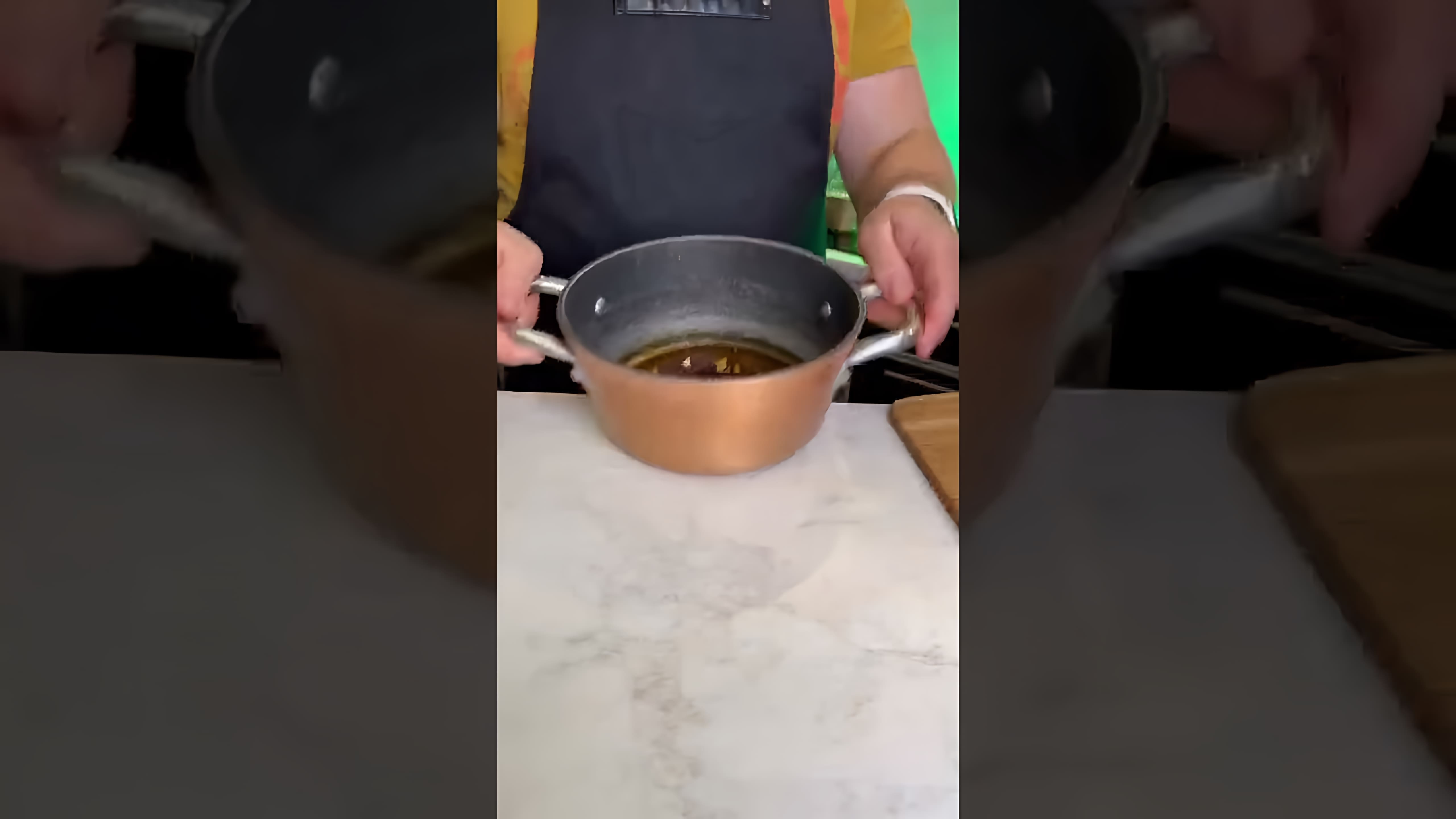 В этом видео демонстрируется процесс приготовления курицы в соусе терияки
