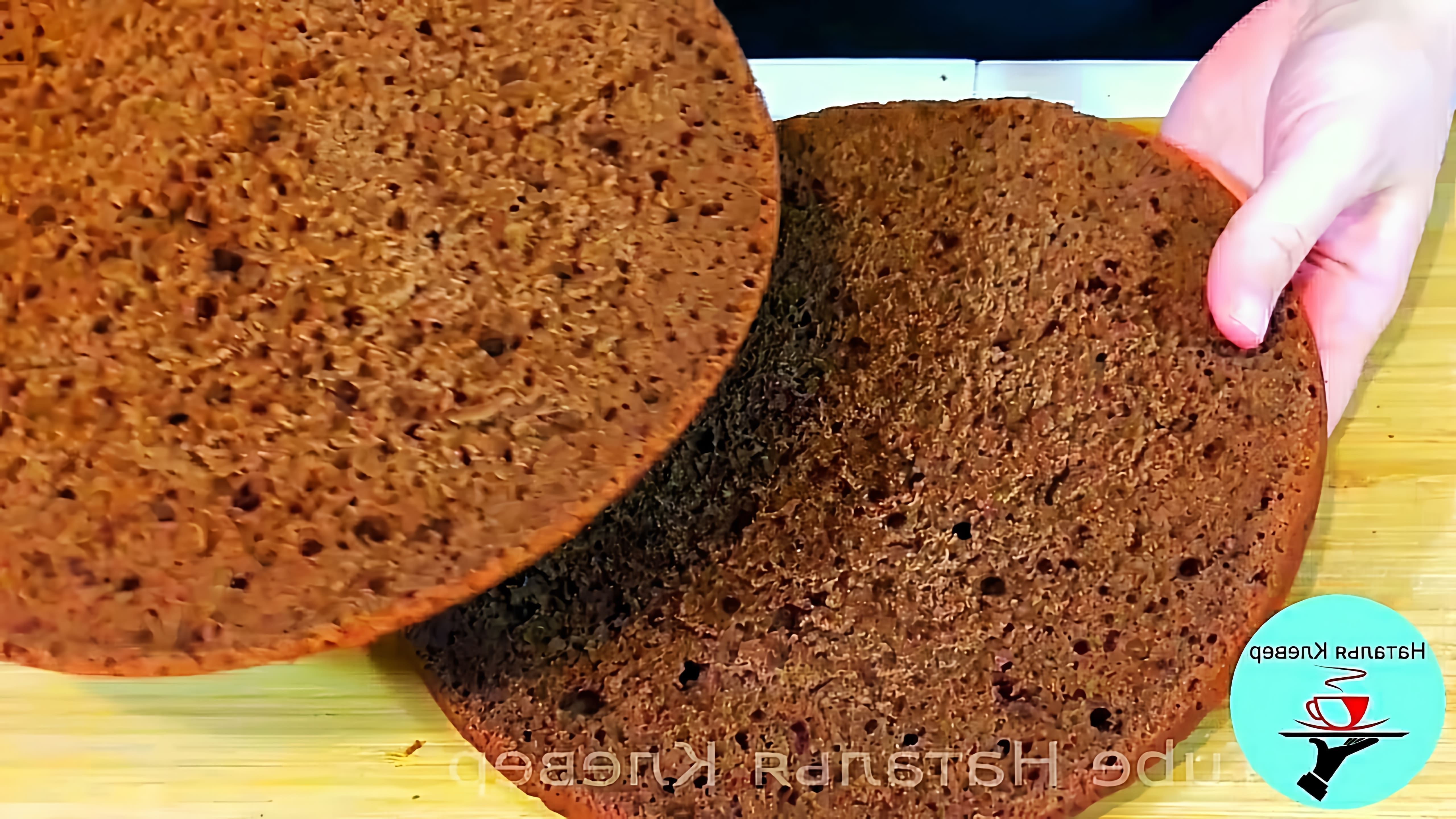 В этом видео демонстрируется рецепт приготовления бисквита без использования духовки