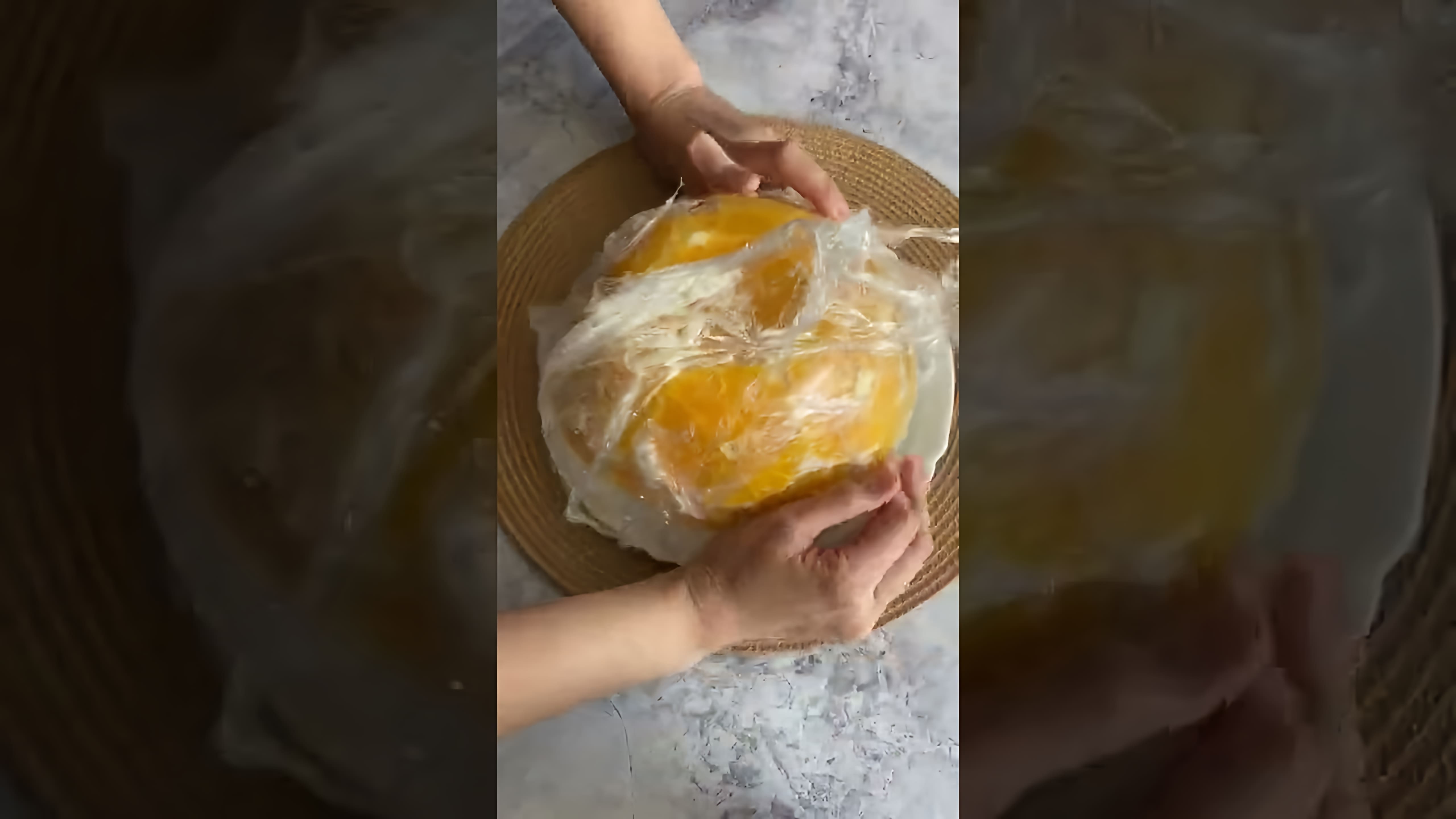 В этом видео-ролике вы увидите, как приготовить торт из печенья без выпечки