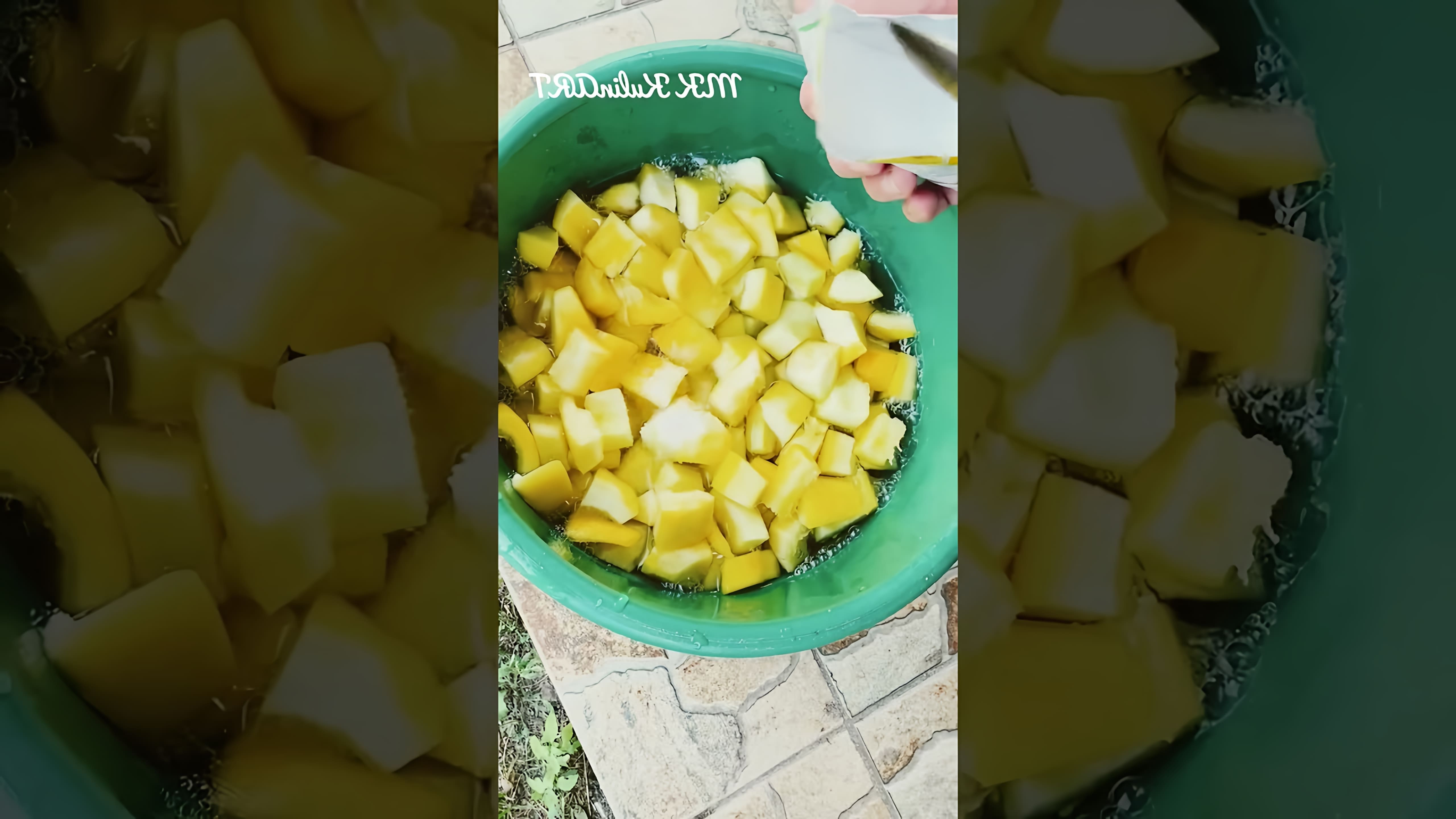 В этом видеоролике демонстрируется процесс превращения переросших кабачков в ананасы