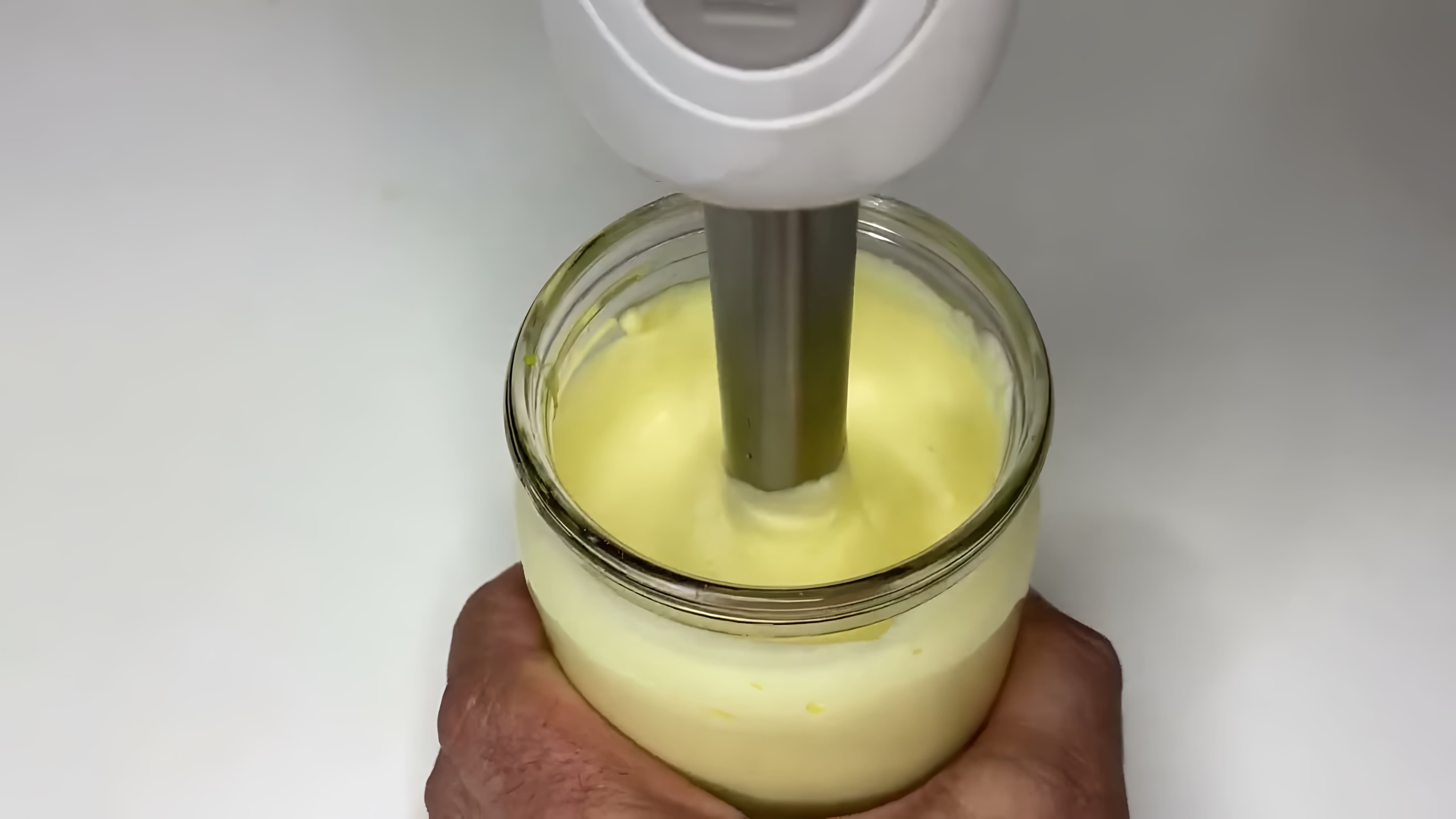 В этом видео-ролике будет показан быстрый и вкусный рецепт домашнего майонеза, приготовленного с помощью погружного блендера