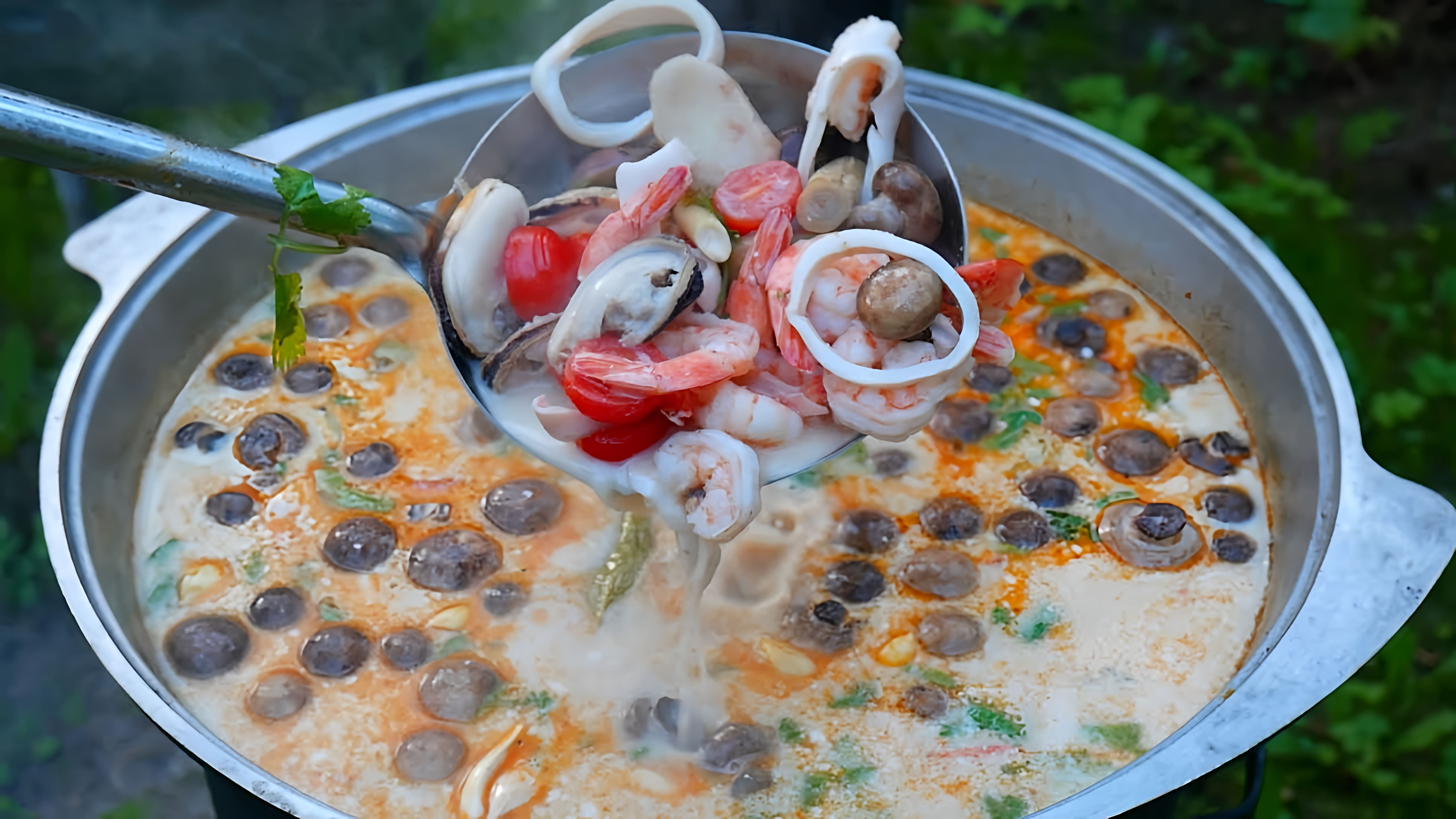 В этом видео демонстрируется рецепт приготовления супа "Том Ям" - популярного тайского блюда