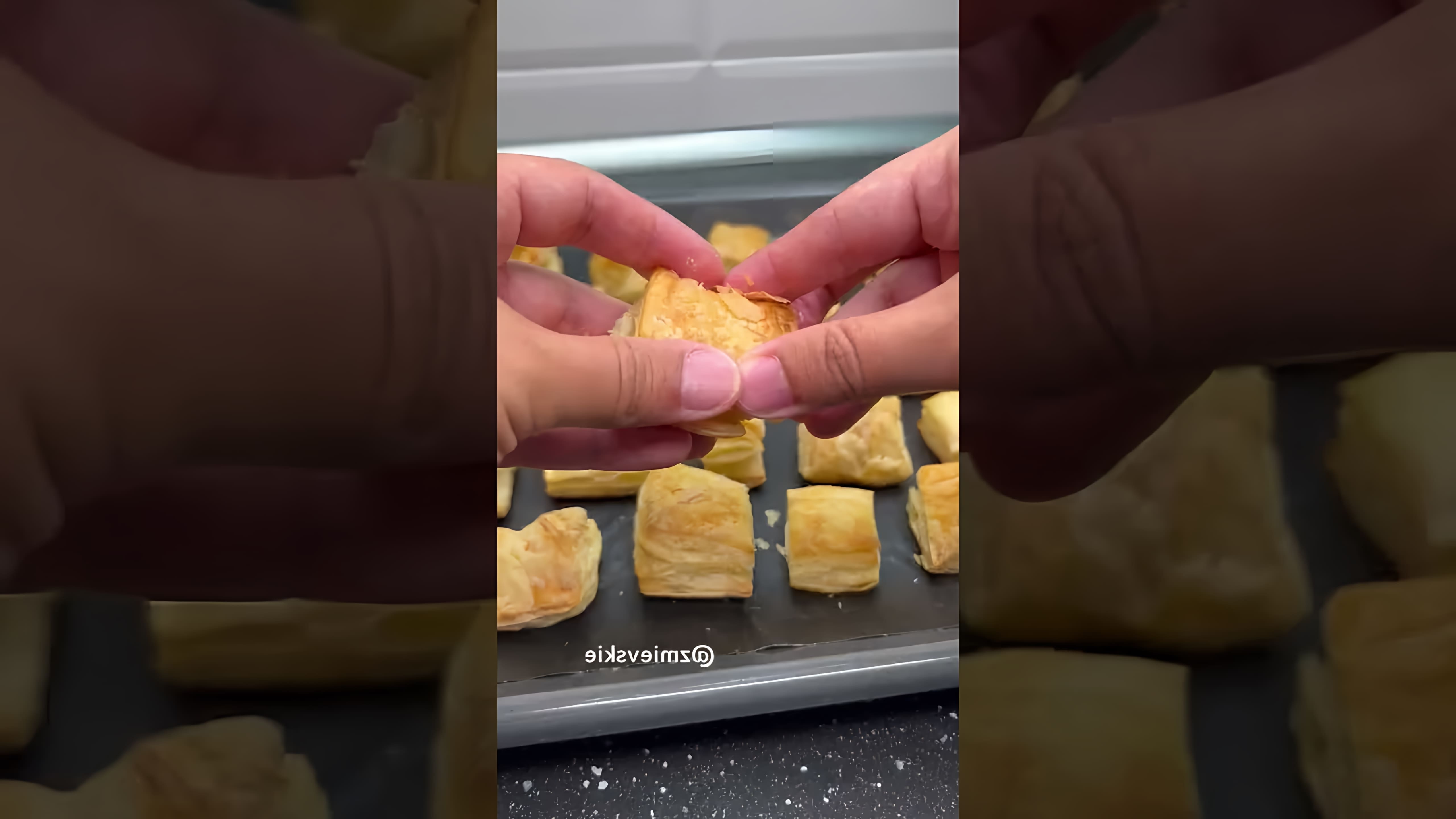 В этом видео демонстрируется рецепт приготовления ленивого торта наполеон