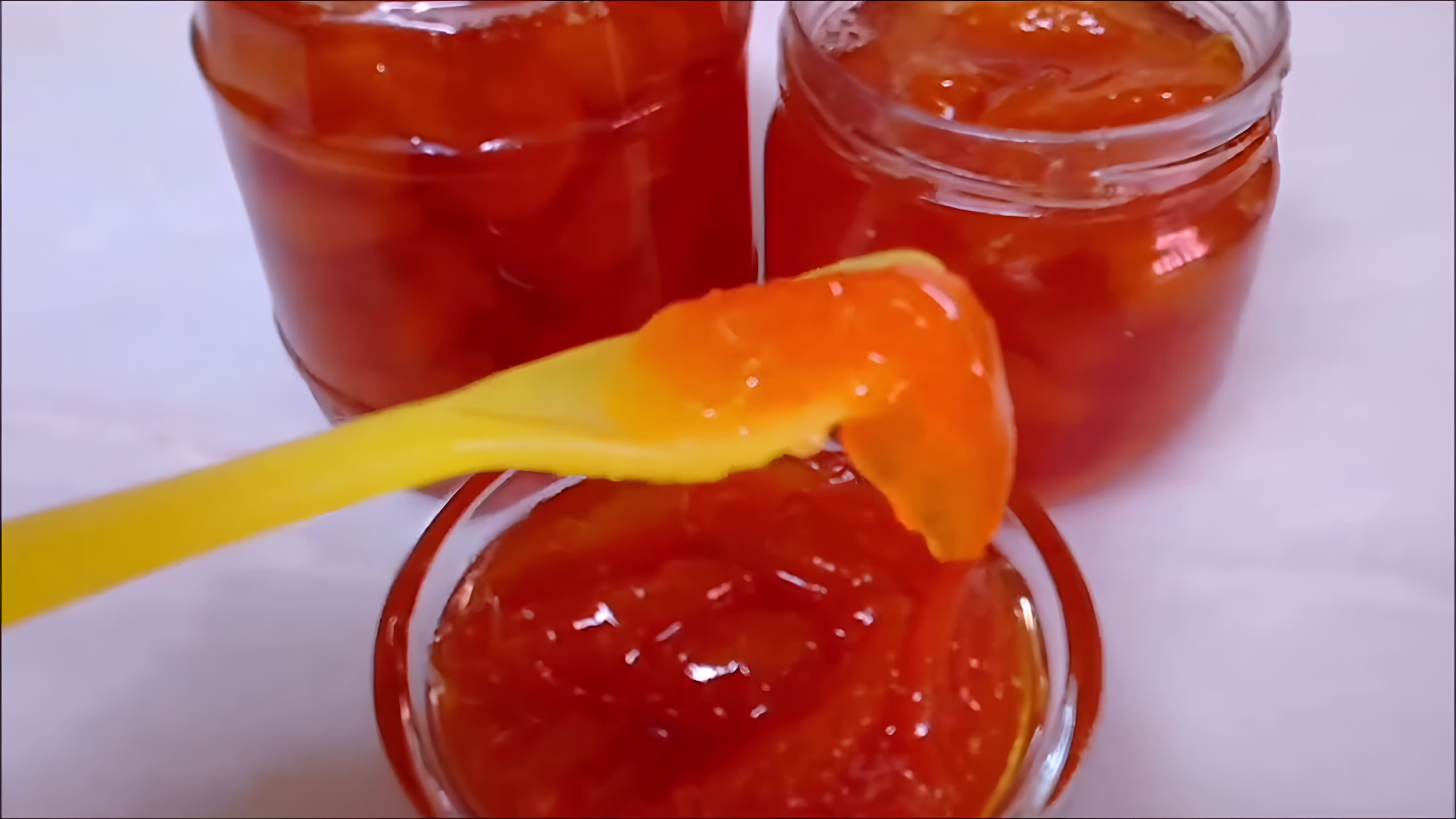 В этом видео демонстрируется процесс приготовления варенья из персиков дольками