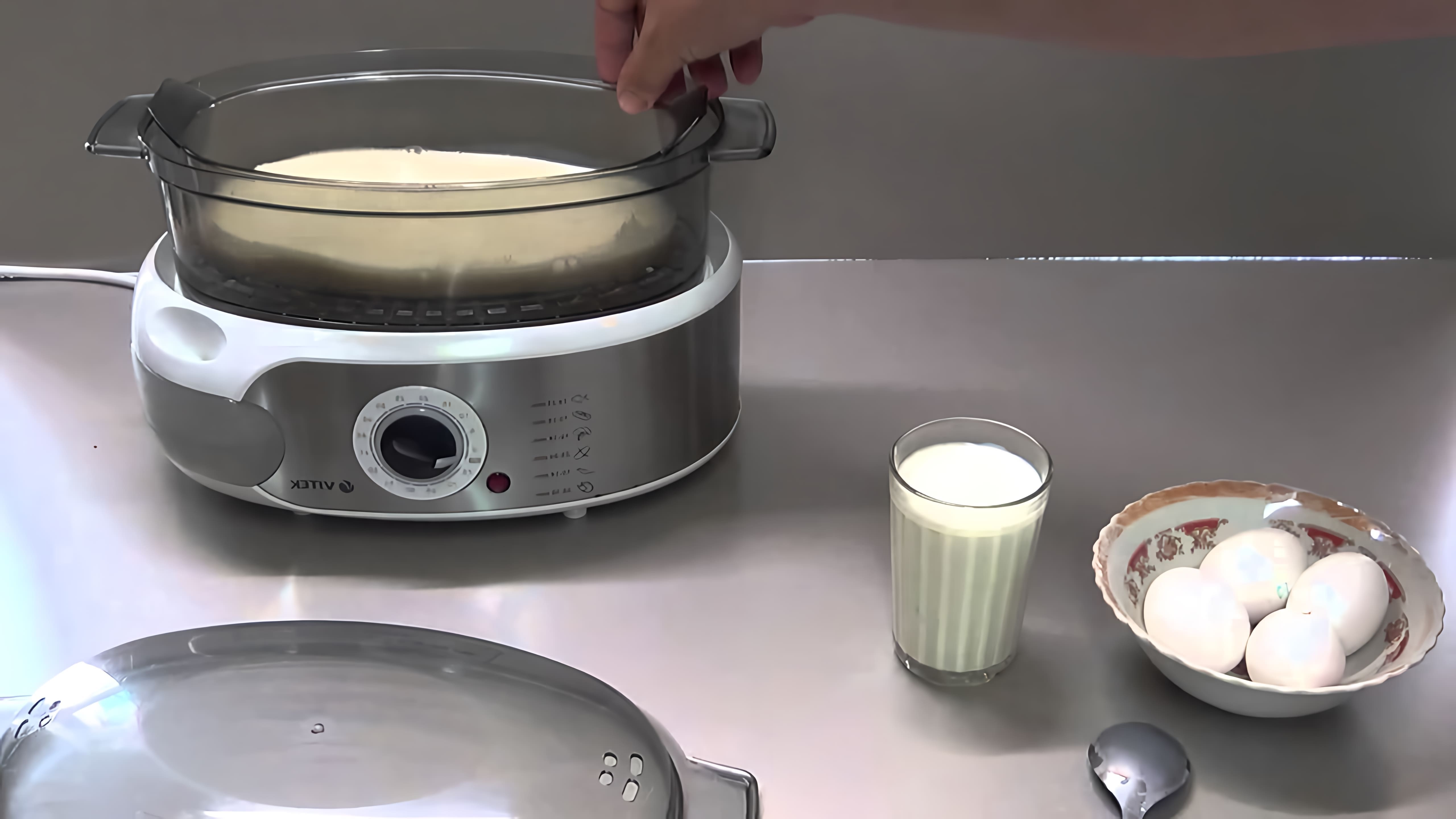 В этом видео демонстрируется процесс приготовления омлета в пароварке