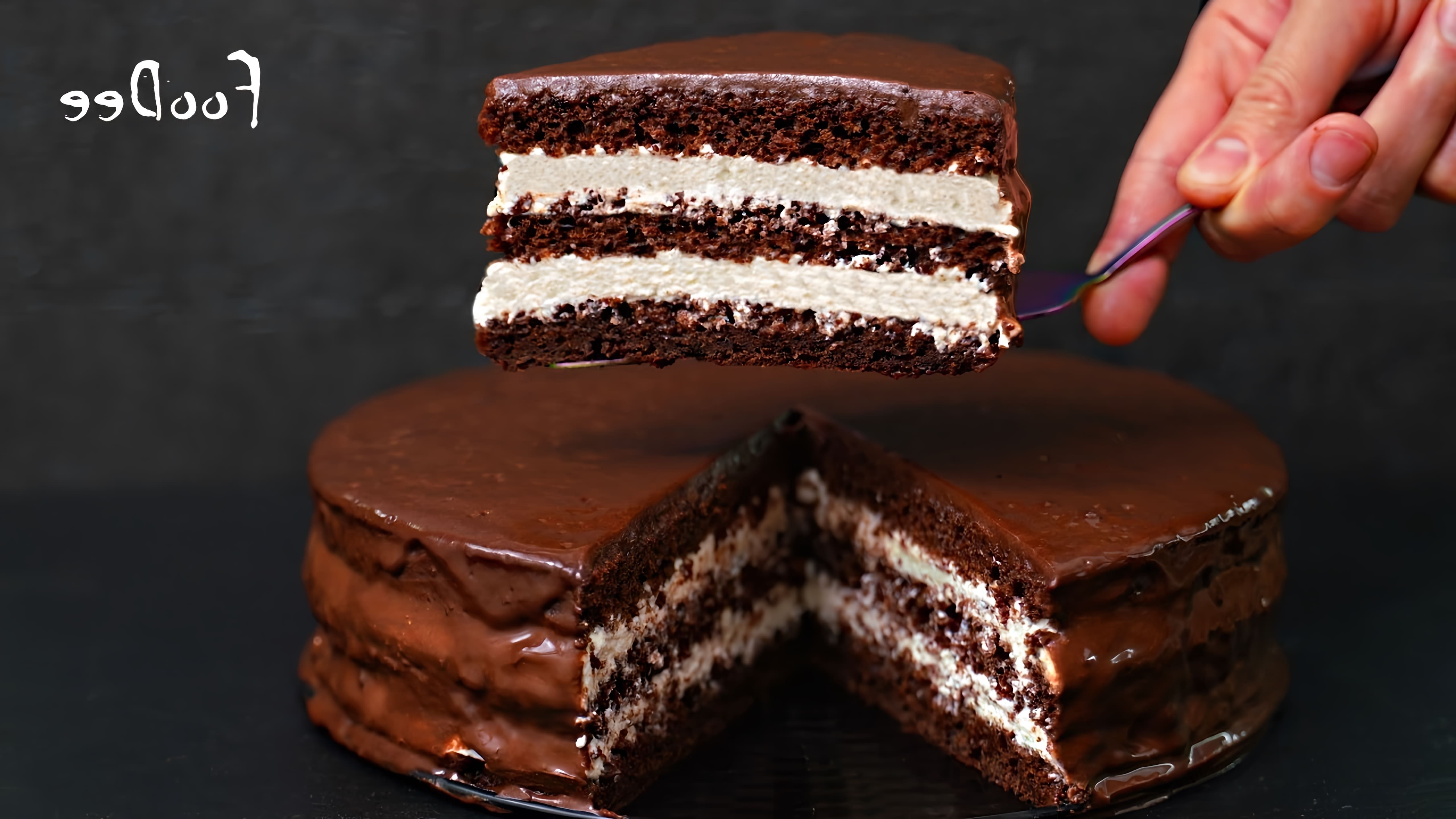 В этом видео демонстрируется рецепт шоколадного торта без использования весов