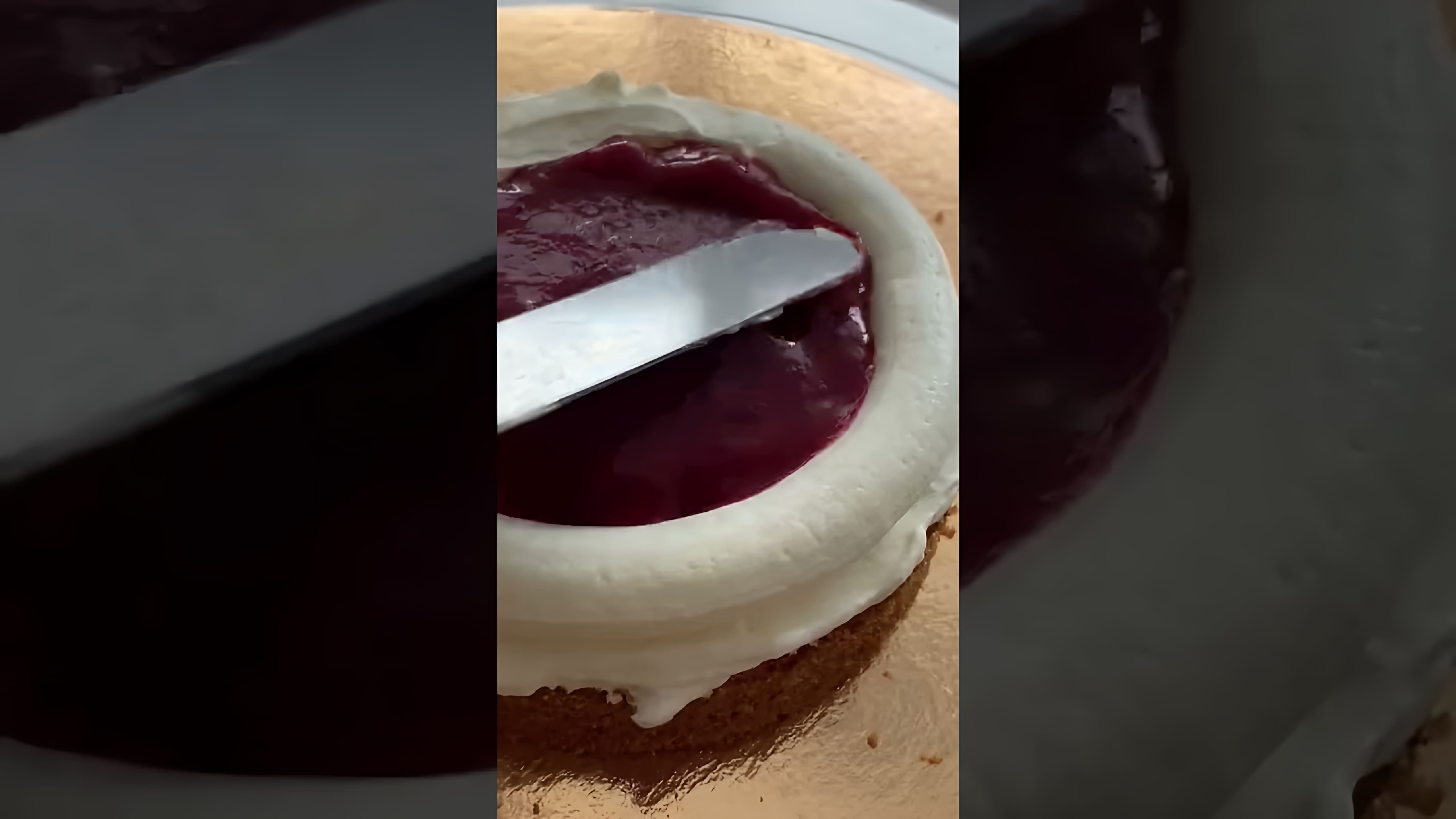 В этом видео девушка рассказывает о своем первом опыте приготовления Бенто-торта