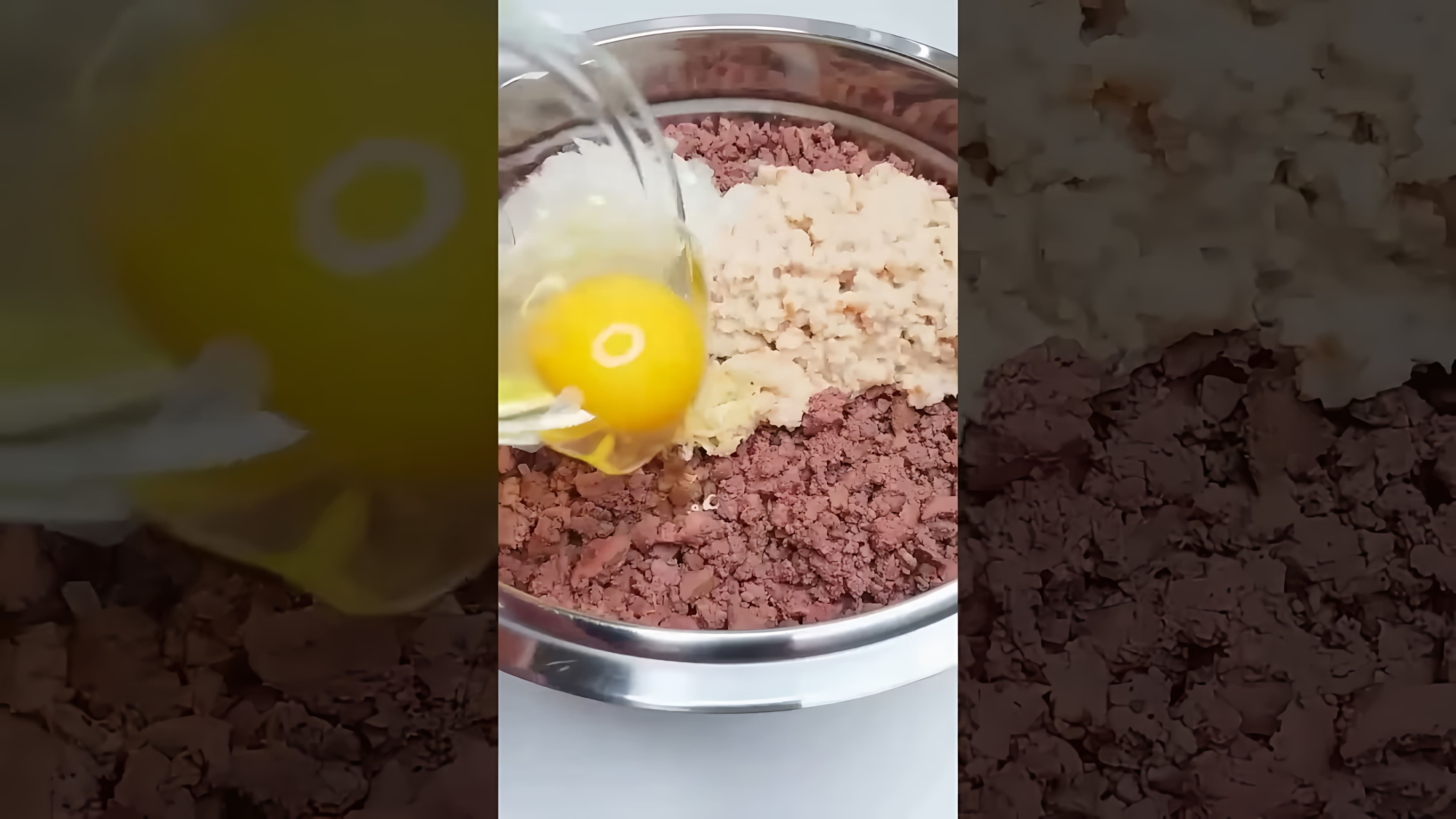 В этом видео демонстрируется рецепт приготовления пышных печеночных котлет