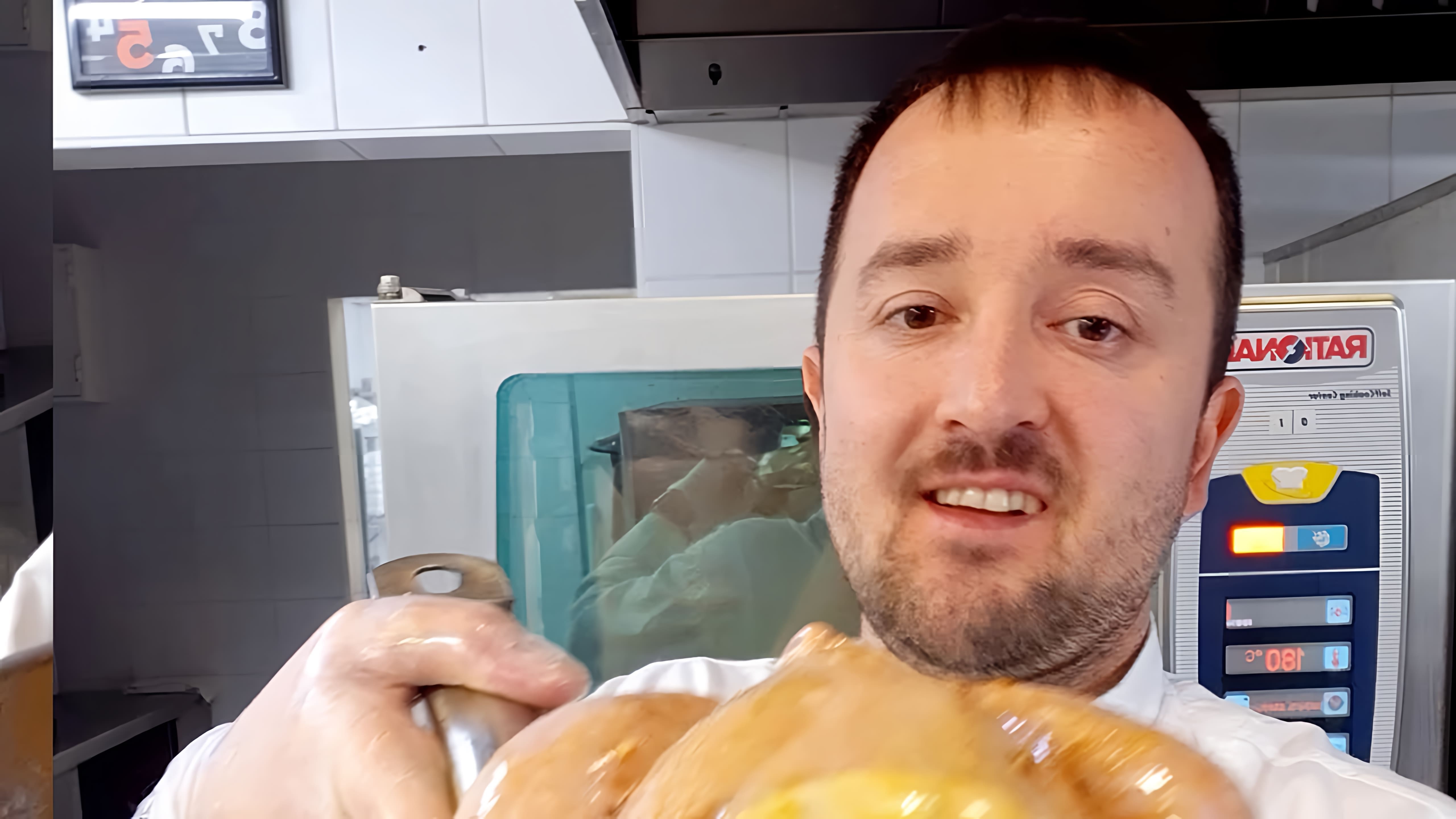В этом видео демонстрируется рецепт запеченной курицы целиком, который стал популярным в интернете