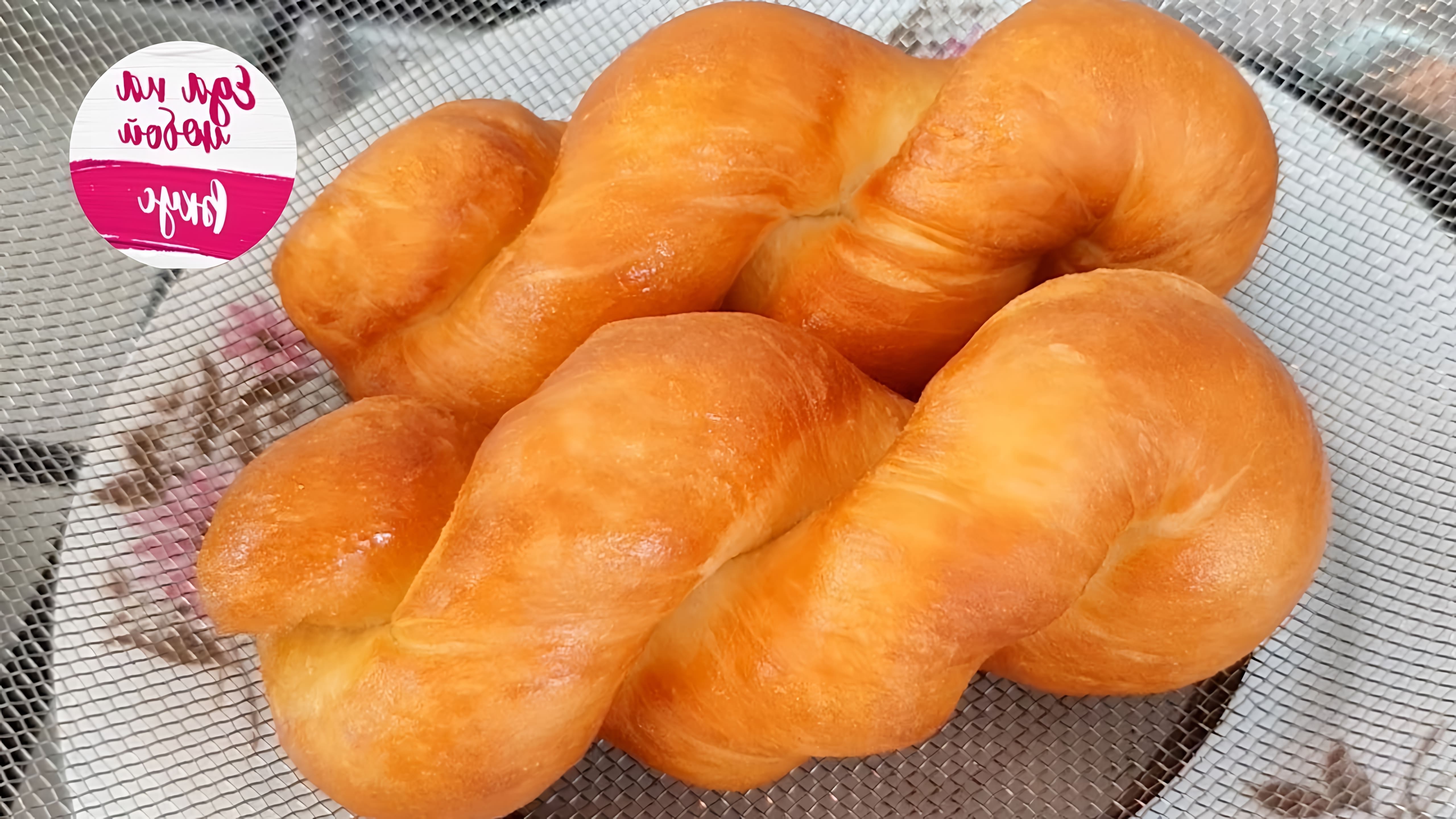 В этом видео демонстрируется процесс приготовления воздушных и скрученных пончиков по-корейски