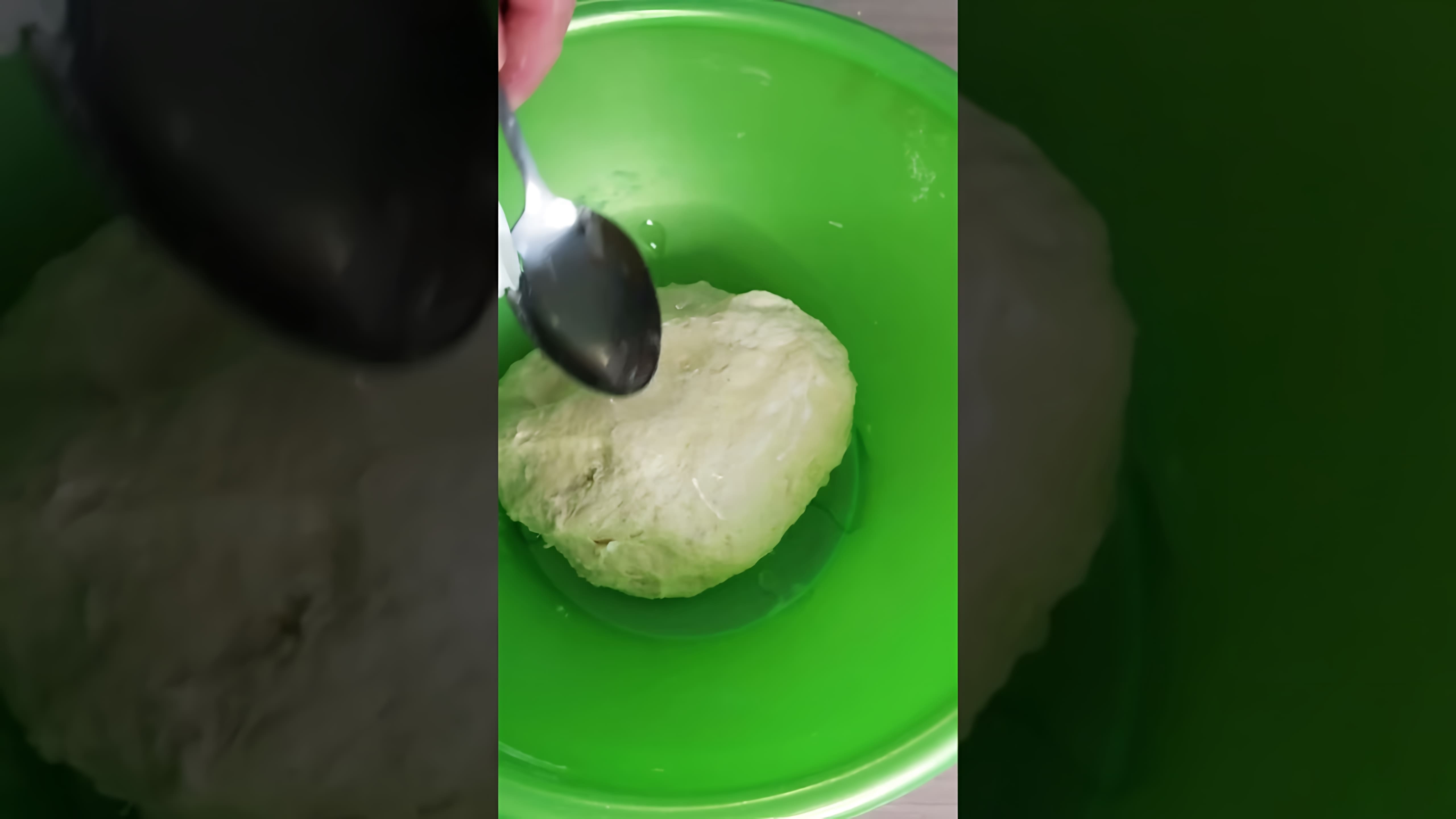 В этом видео демонстрируется процесс приготовления домашнего батона в духовке