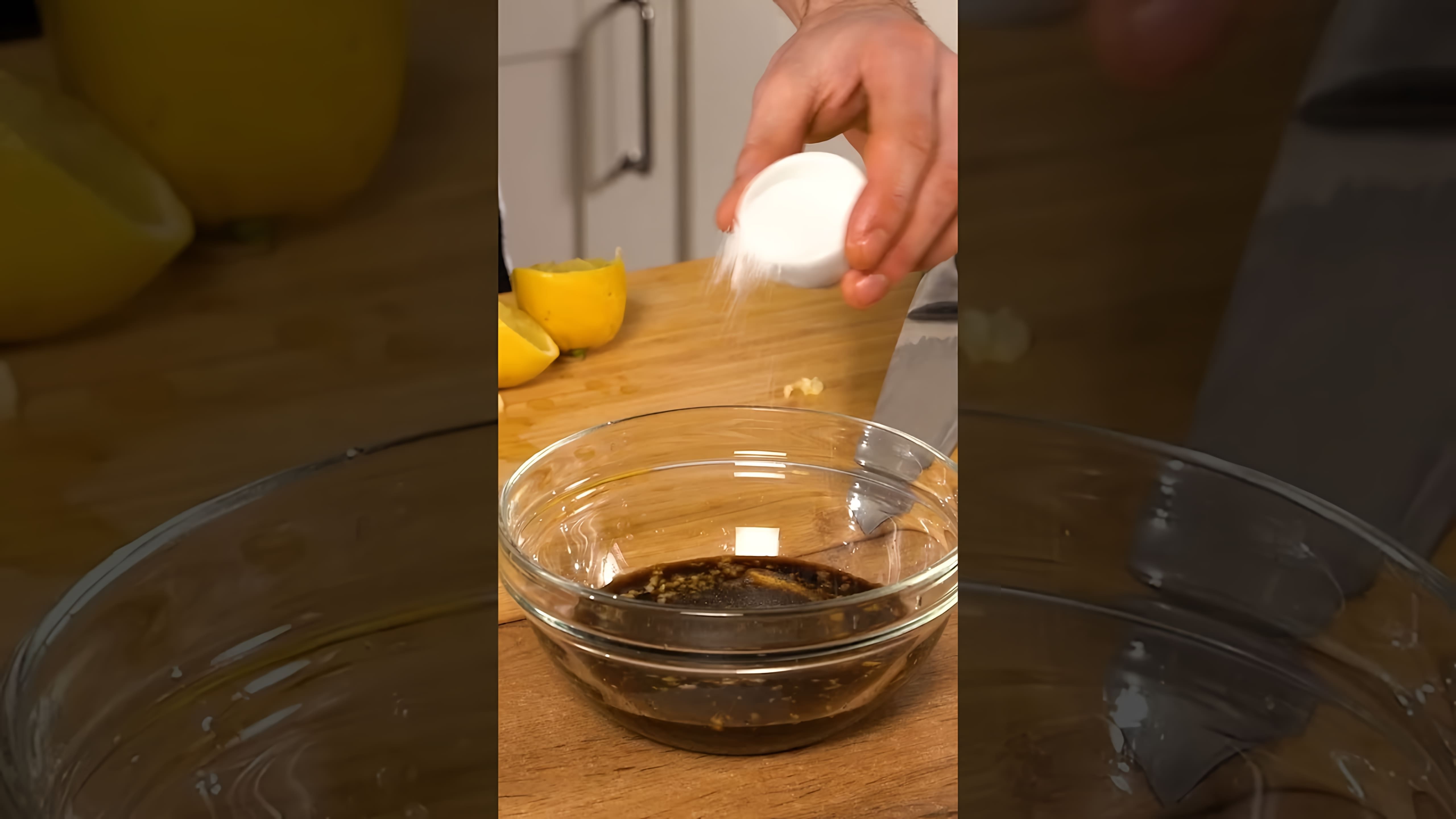 В этом видео демонстрируется процесс приготовления маринада для шашлыка с использованием соевого соуса