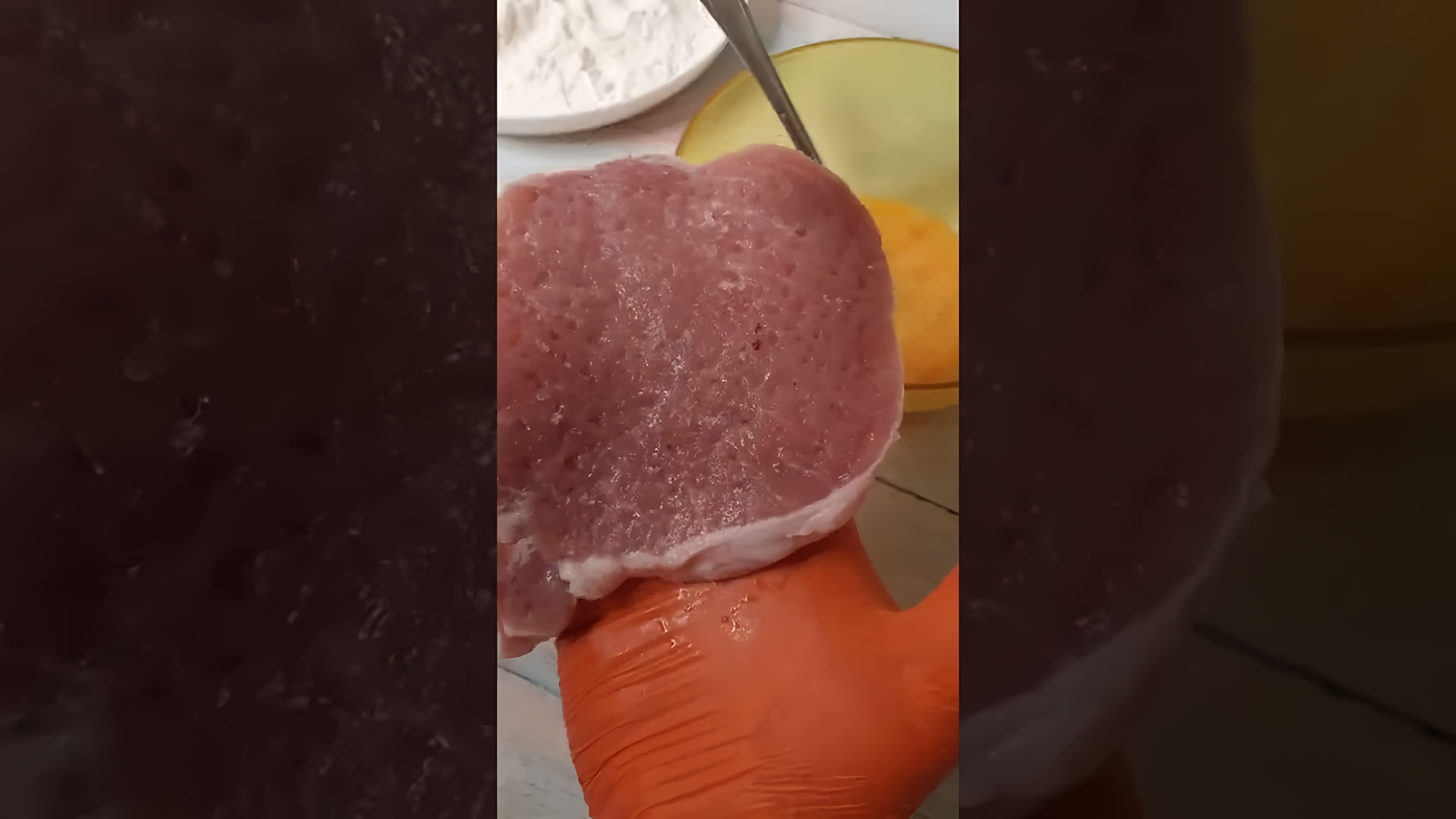 В этом видео демонстрируется простой рецепт кляра для мяса, который подойдет как для свинины, так и для курицы