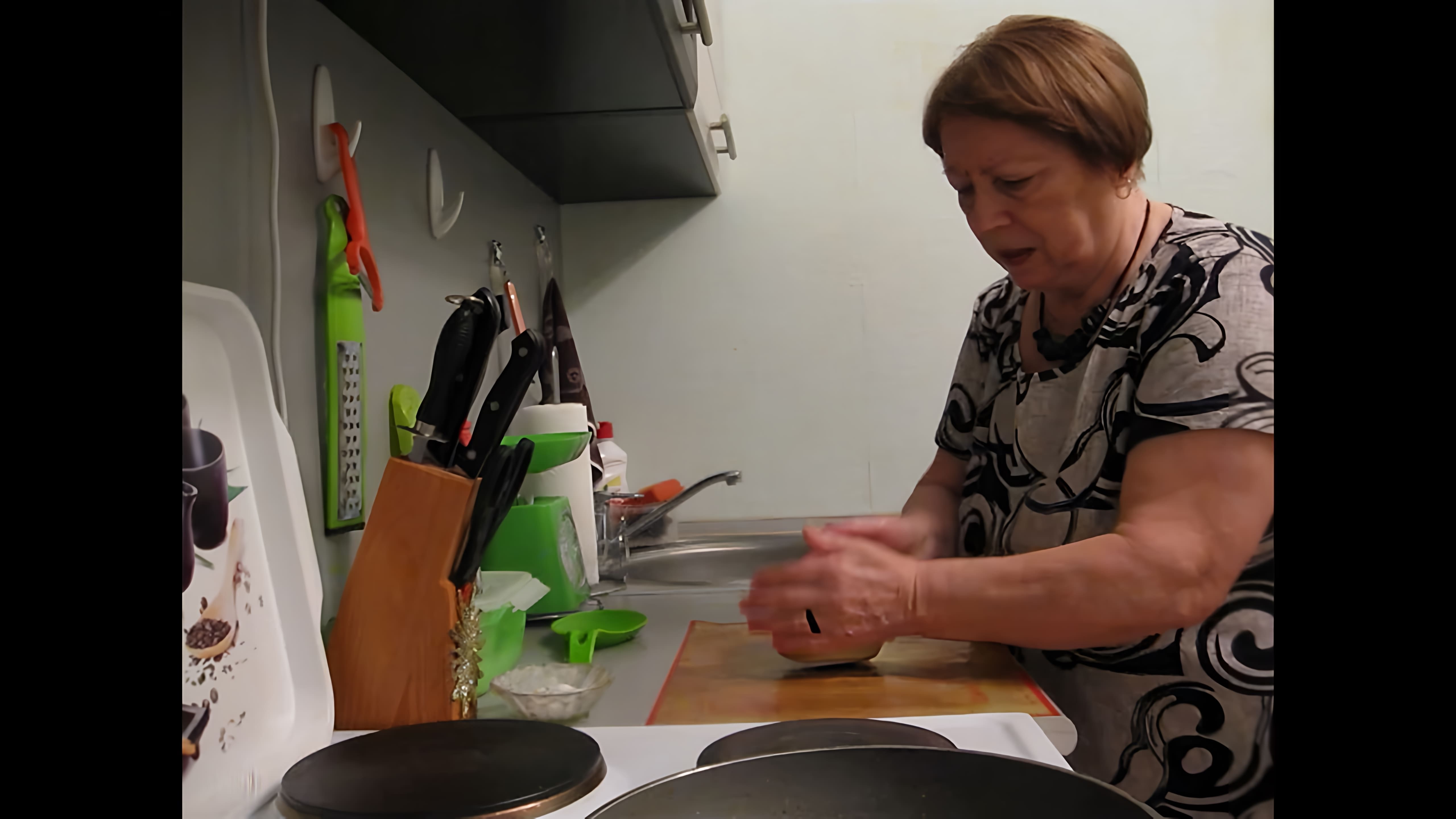 В этом видео демонстрируется процесс приготовления постных и вкусных лепешек на огуречном рассоле