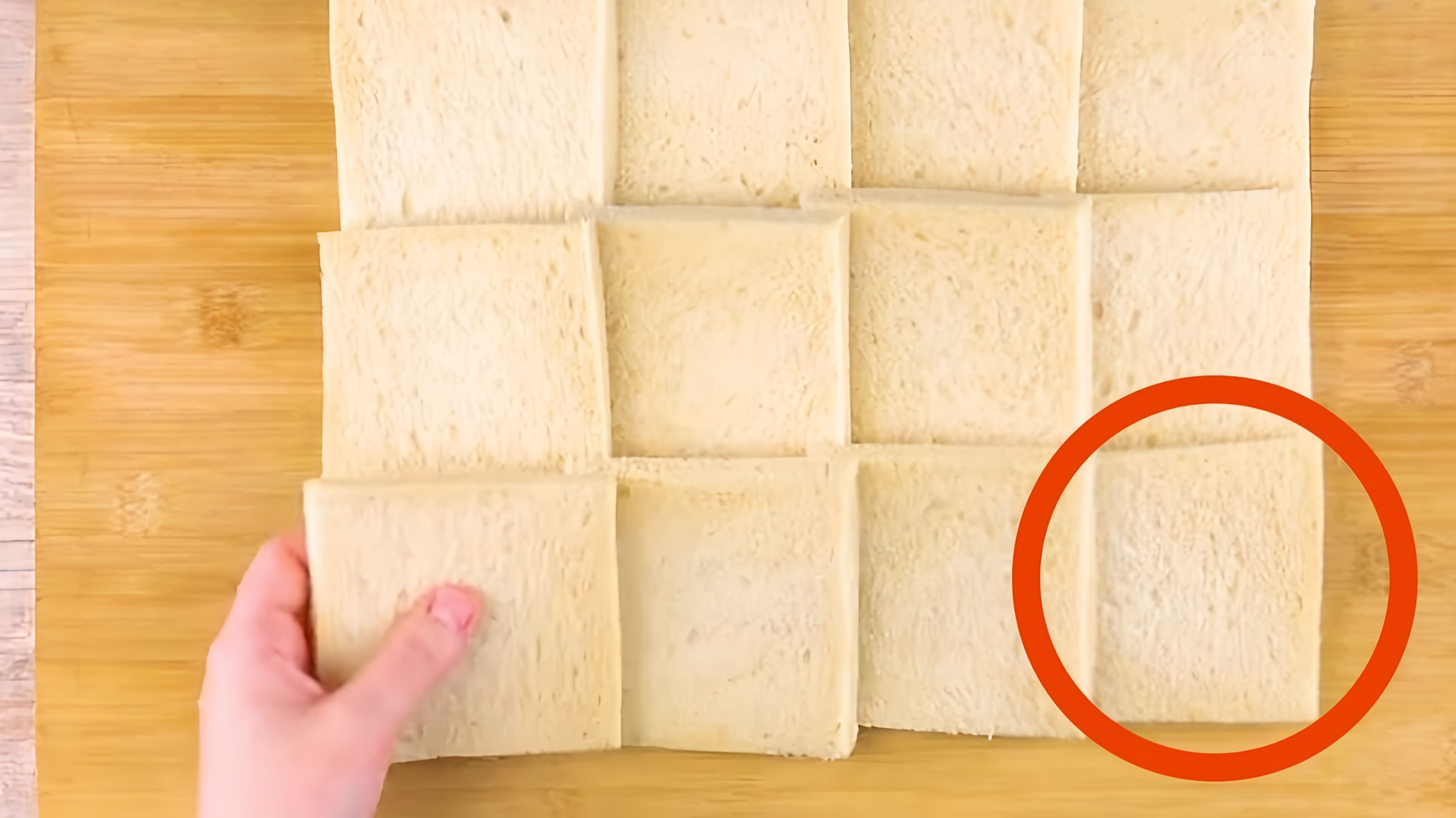 В этом видео-ролике демонстрируется процесс раскатывания 12 ломтиков хлеба скалкой