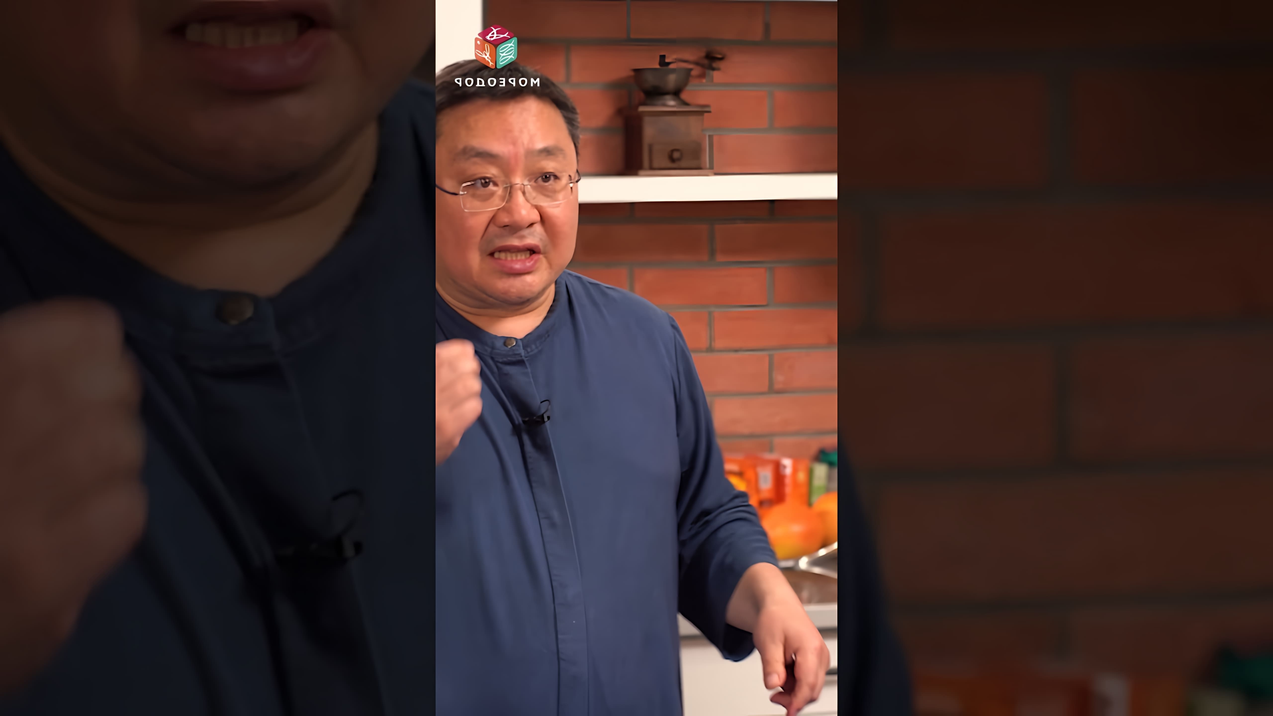 В этом видео-ролике шеф-повар демонстрирует, как приготовить рыбный бульон из тунца по рецепту Хондаши
